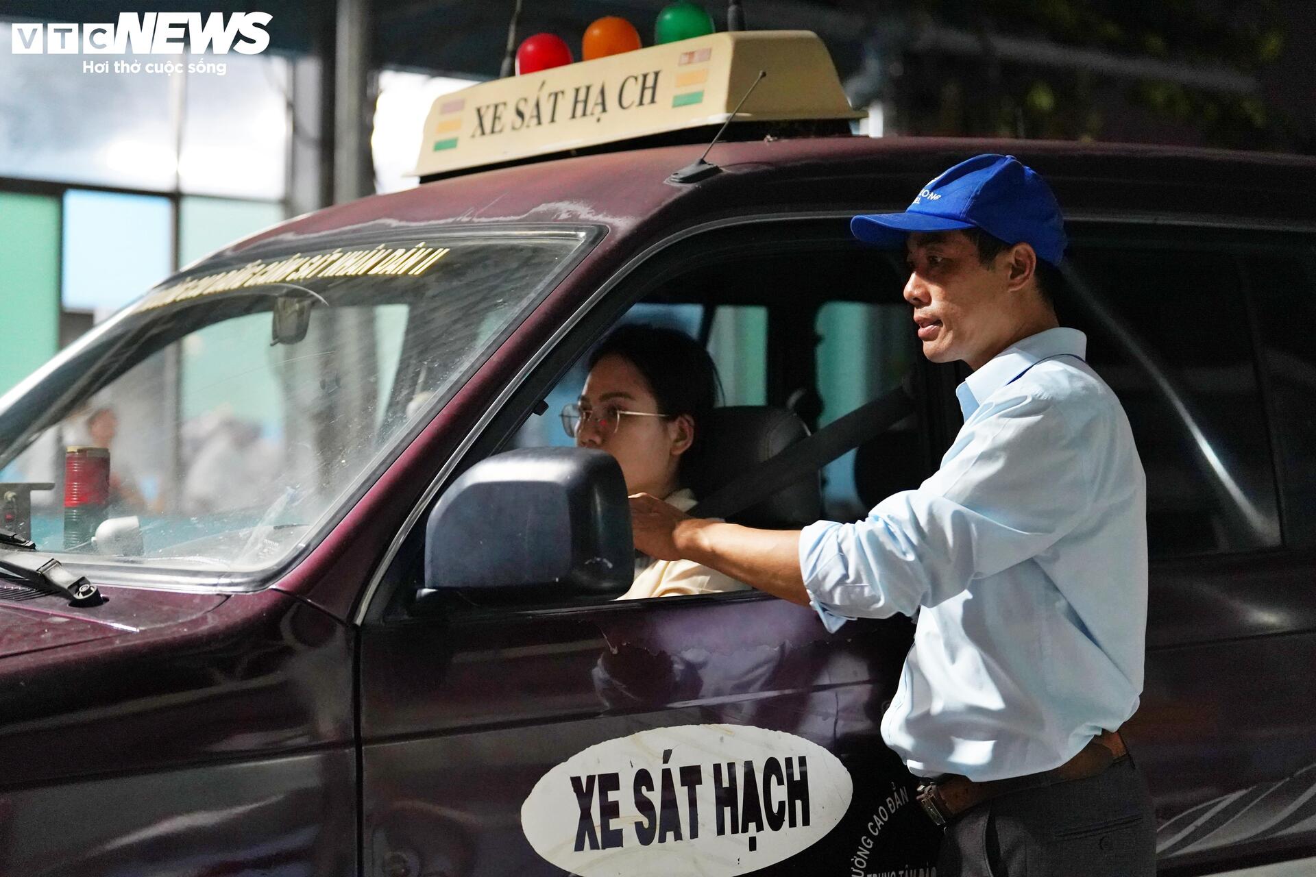 Thi bằng lái xuyên đêm, CSGT TP.HCM giải quyết hơn 75.000 hồ sơ tồn đọng - 17