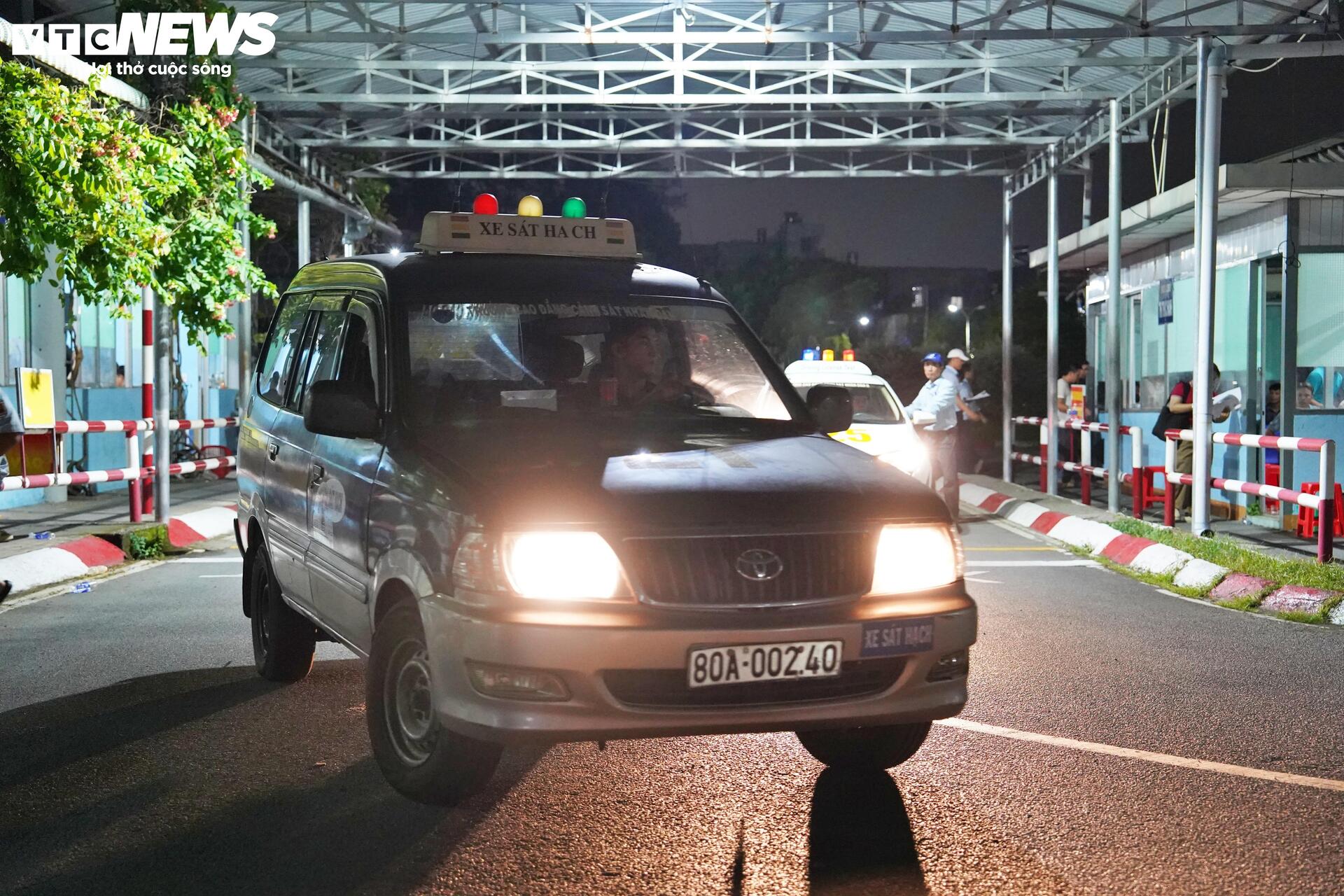 Thi bằng lái xuyên đêm, CSGT TP.HCM giải quyết hơn 75.000 hồ sơ tồn đọng - 14