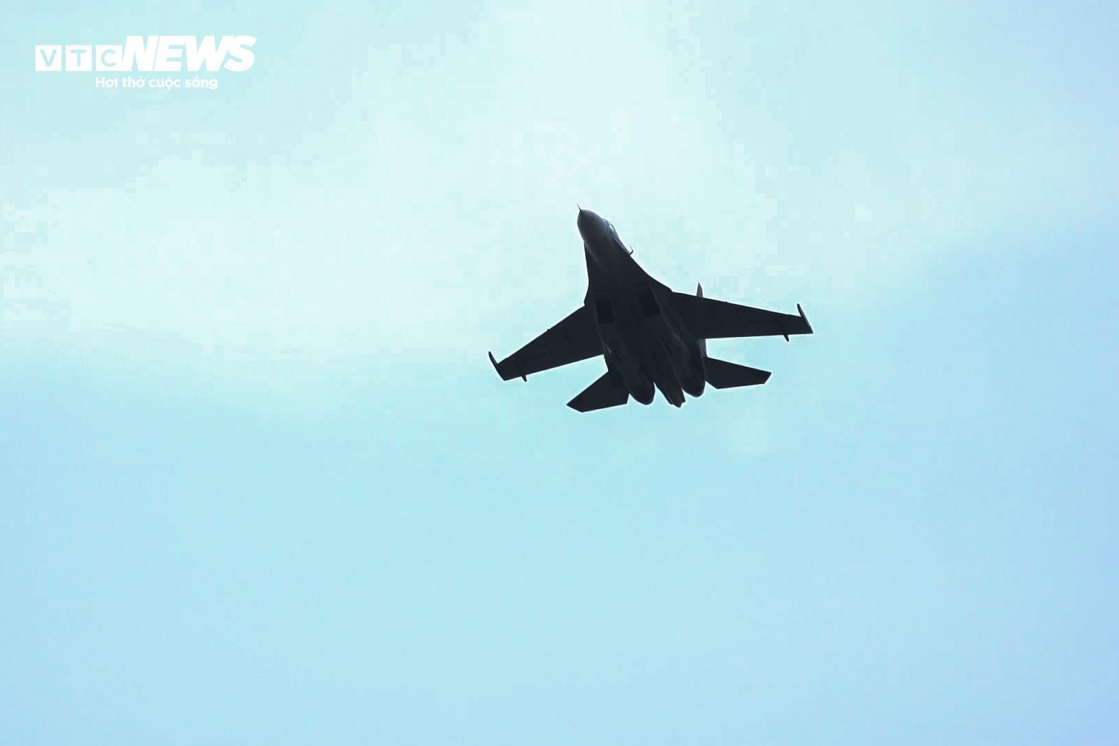 Tiêm kích Su-30MK2, trực thăng bay khảo sát, chuẩn bị biểu diễn dịp đại lễ 2/9 - 3