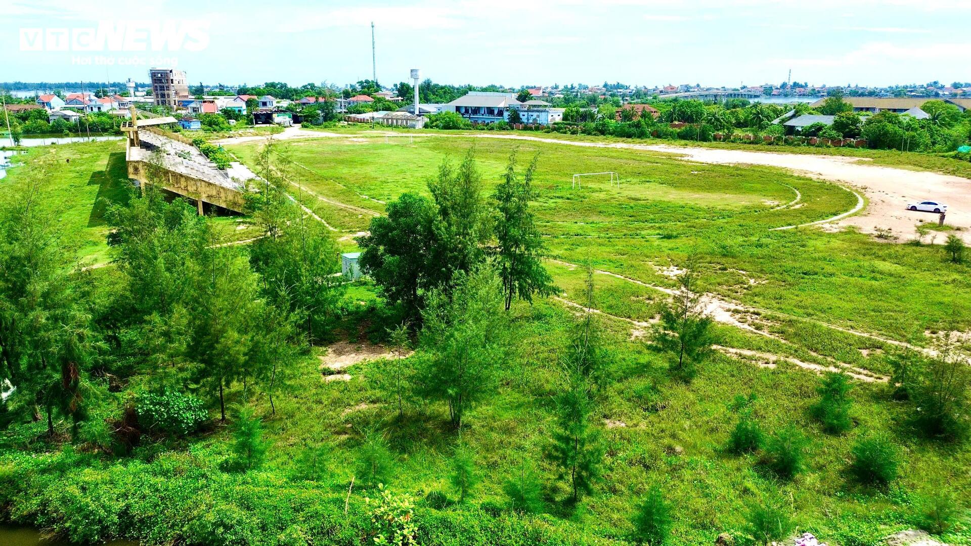 Trung tâm văn hóa thể thao hơn 21 tỷ bỏ hoang nằm hoang lạnh ven biển TP Huế - 11