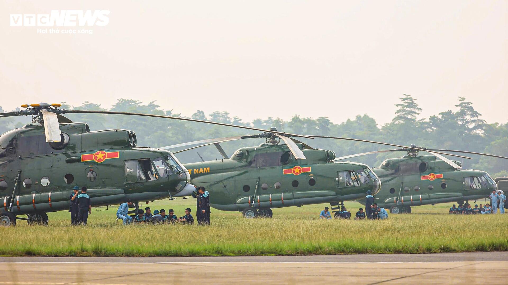 Phi đội trực thăng Mi-8, Mi-17 rèn đội hình trên không, sẵn sàng cho đại lễ 2/9 - 1