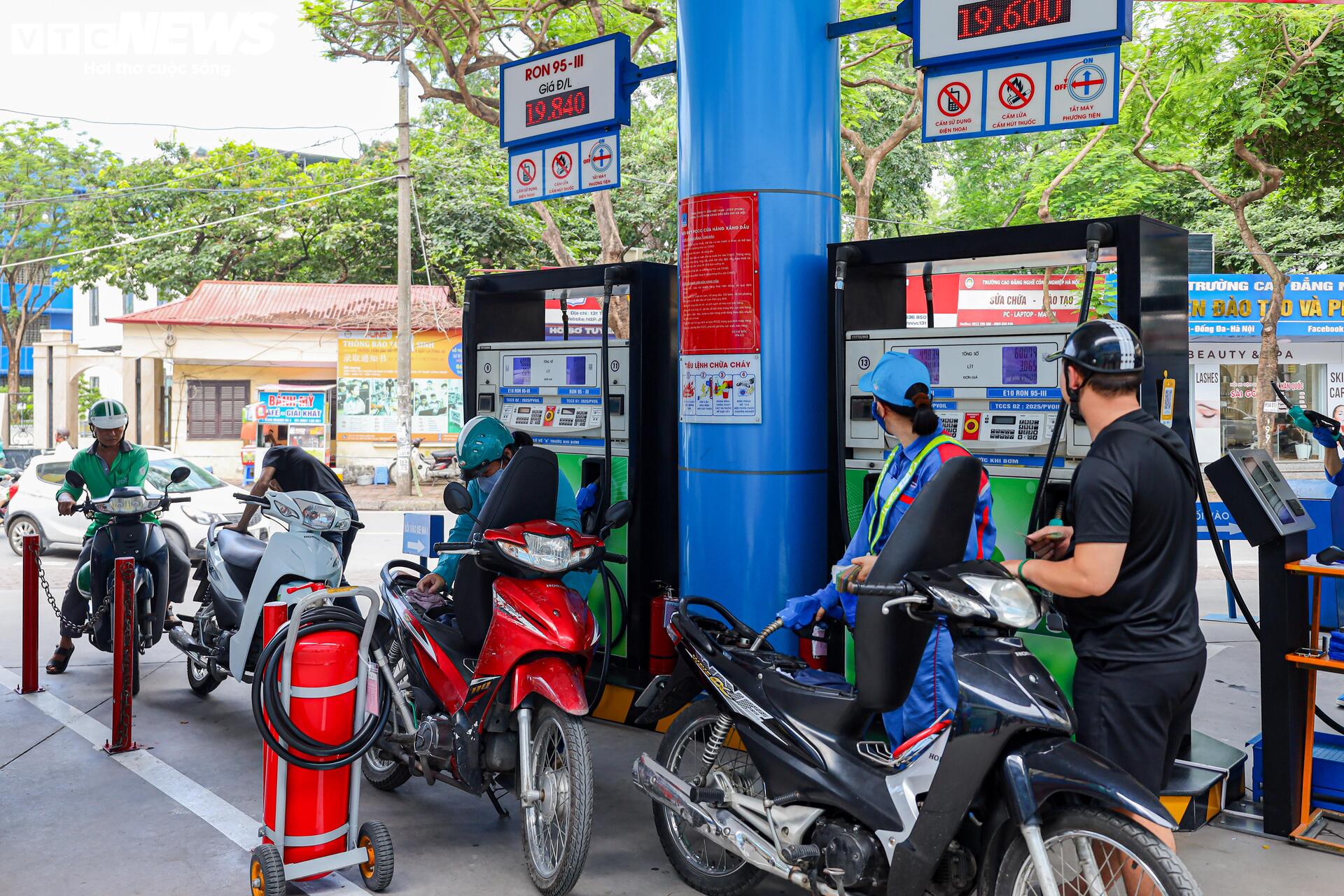 Ngày đầu bán xăng E10 tại Hà Nội: Khách hàng sẵn sàng mua để bảo vệ môi trường - 2