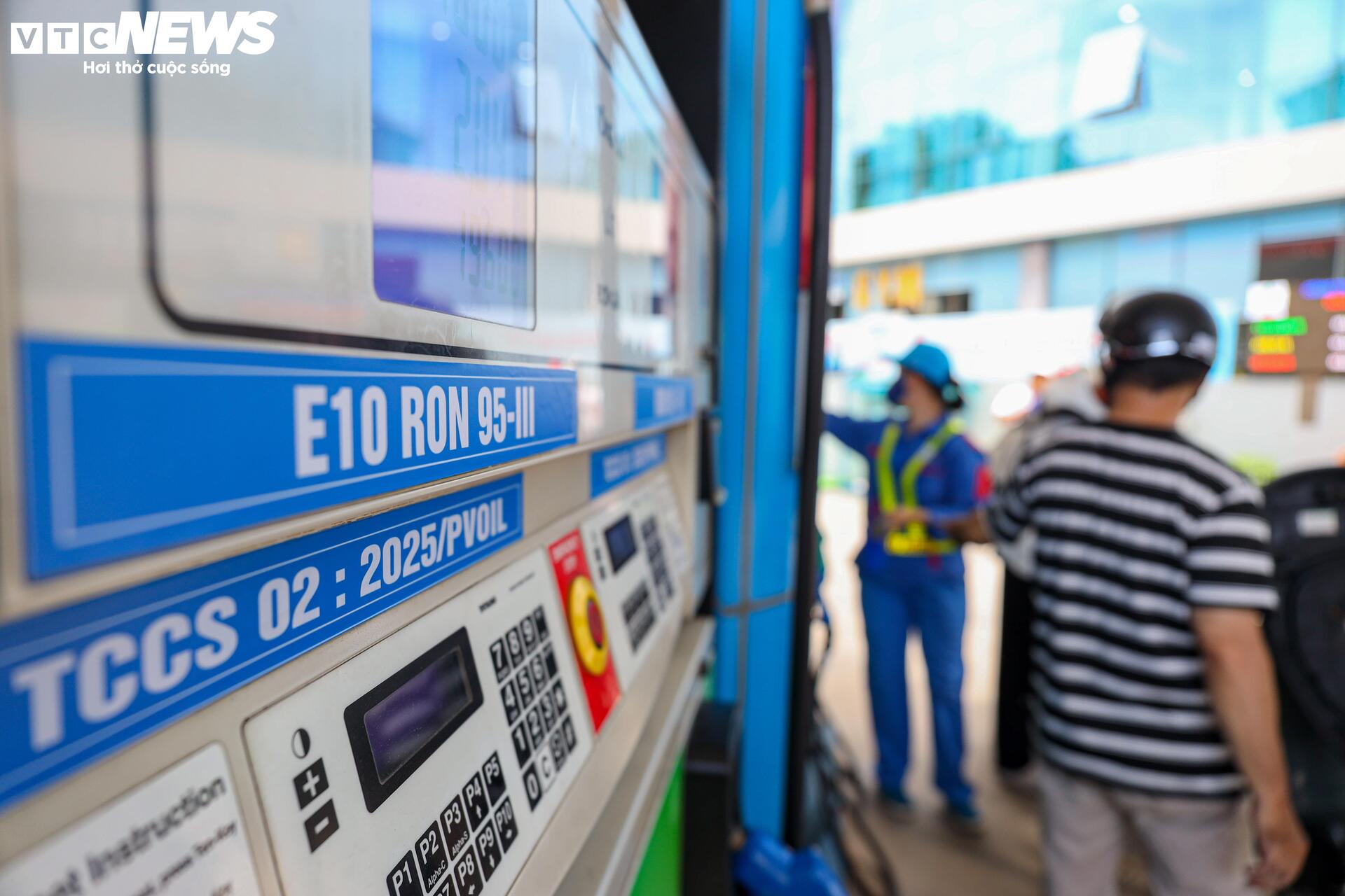Ngày đầu bán xăng E10 tại Hà Nội: Khách hàng sẵn sàng mua để bảo vệ môi trường - 4