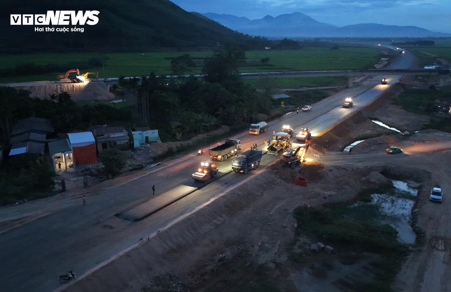 Xuyên đêm thi công cao tốc hơn 20.400 tỷ đồng nối Quảng Ngãi - Gia Lai - 8