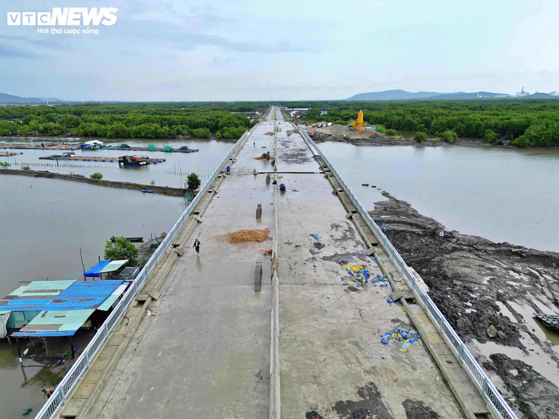 Gấp rút thi công tuyến đường kết nối cảng với khu công nghiệp - 6
