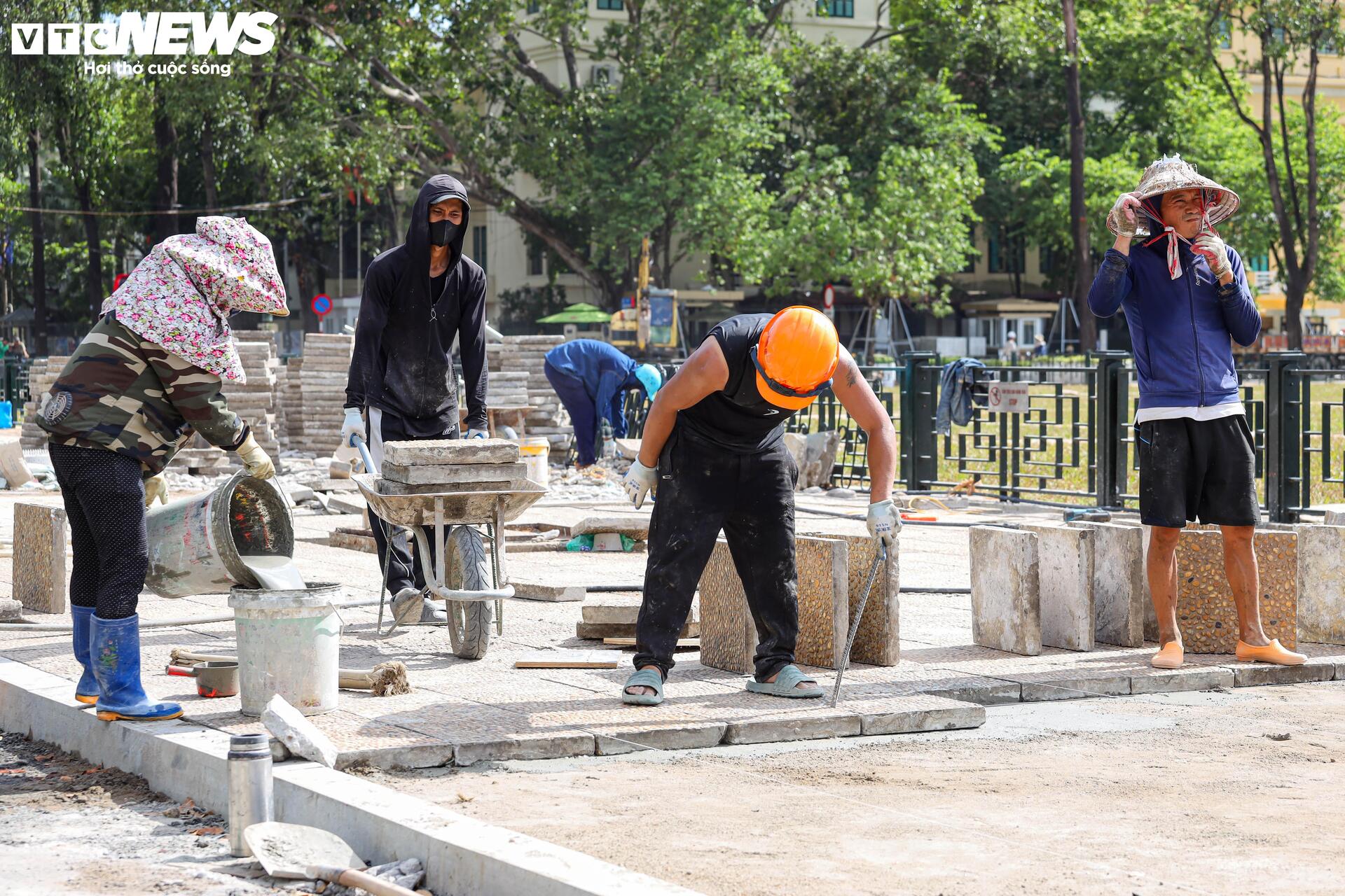 Toàn cảnh khán đài tại Quảng trường Ba Đình phục vụ lễ Quốc khánh 2/9 - 11