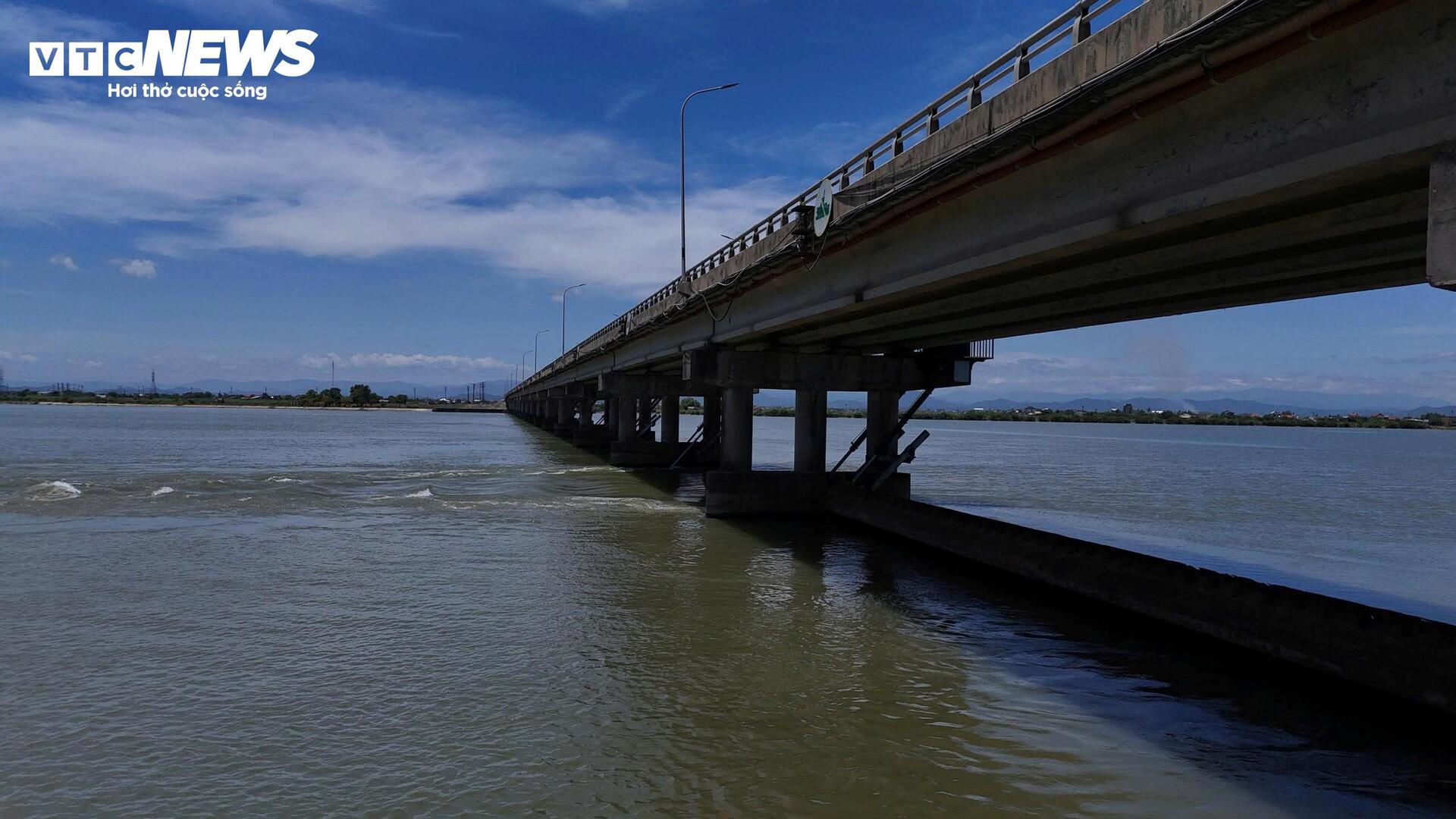 Đập ngăn mặn lớn nhất Đông Nam Á xuống cấp vẫn phải oằn mình điều tiết nước - 1