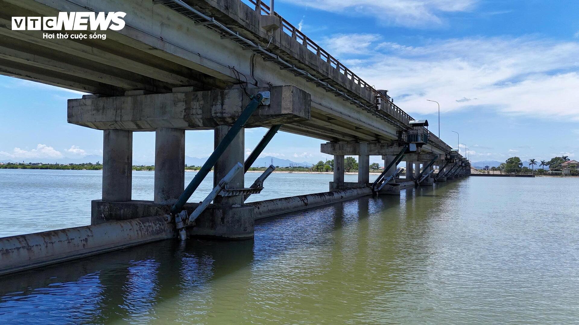 Đập ngăn mặn lớn nhất Đông Nam Á xuống cấp vẫn phải oằn mình điều tiết nước - 2