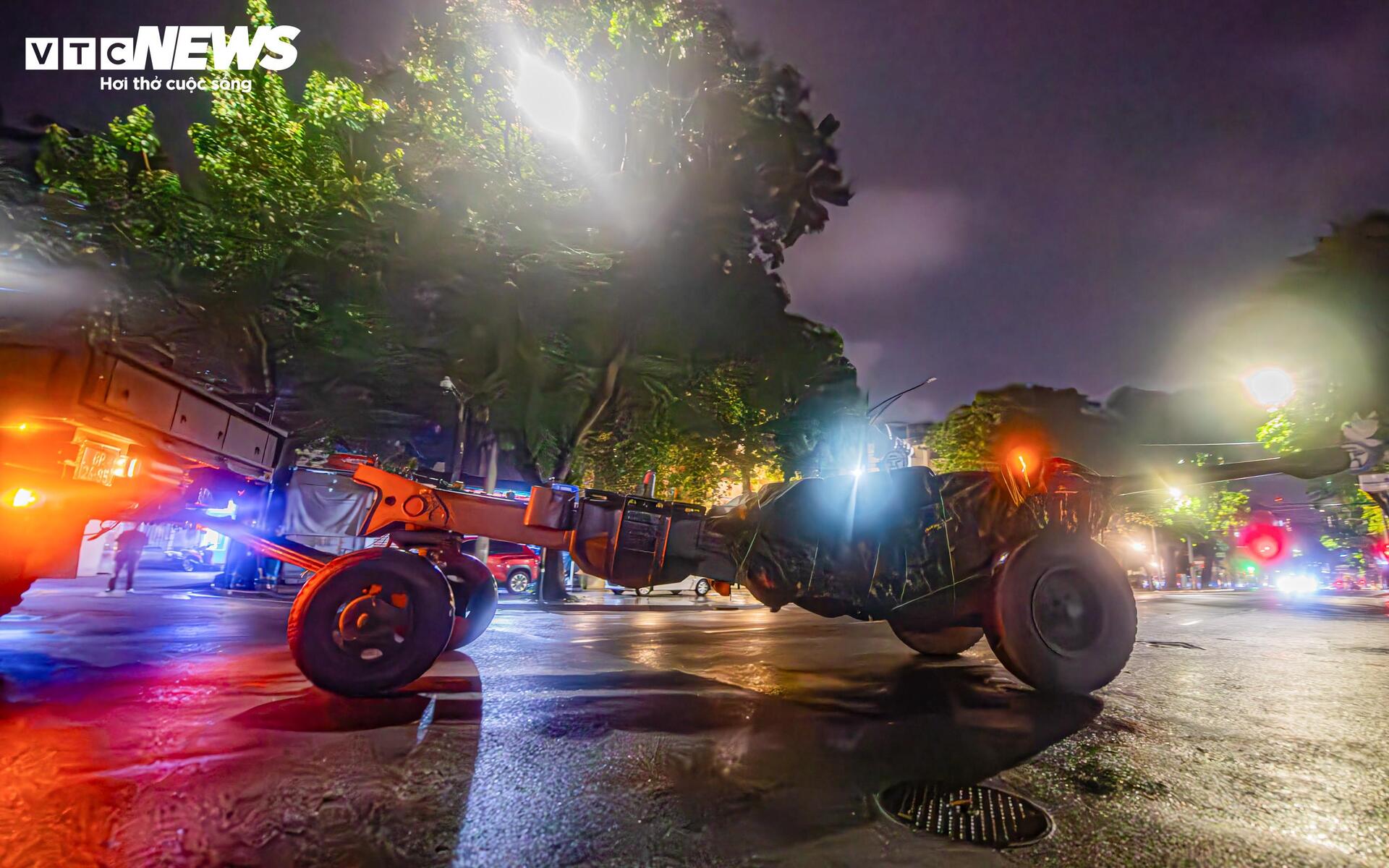 Dàn khí tài diễu binh A80 luyện tập xuyên đêm mưa ở trung tâm Hà Nội - 11