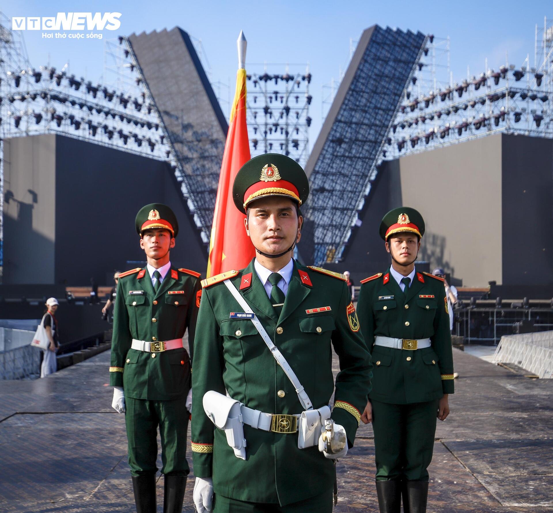 68 quân nhân từng duyệt binh ở Nga luyện tập cho đêm nhạc 'Tổ quốc trong tim' - 9