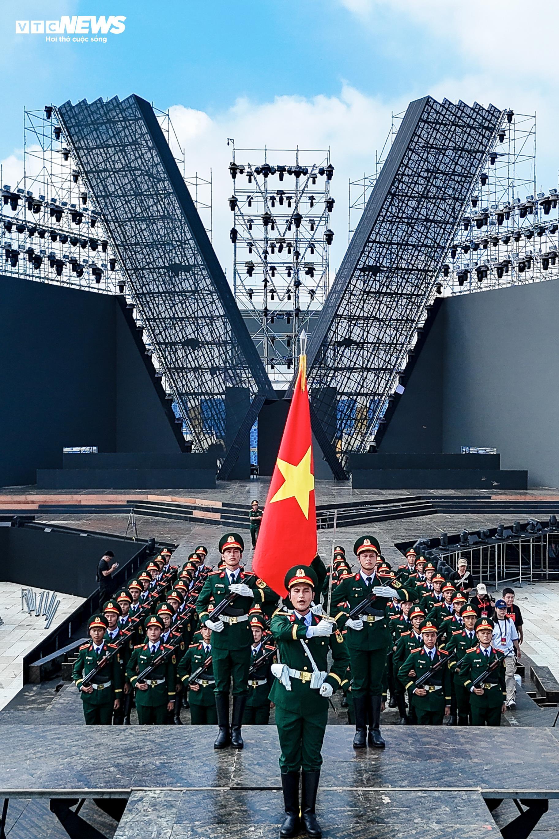 68 quân nhân từng duyệt binh ở Nga luyện tập cho đêm nhạc 'Tổ quốc trong tim' - 2