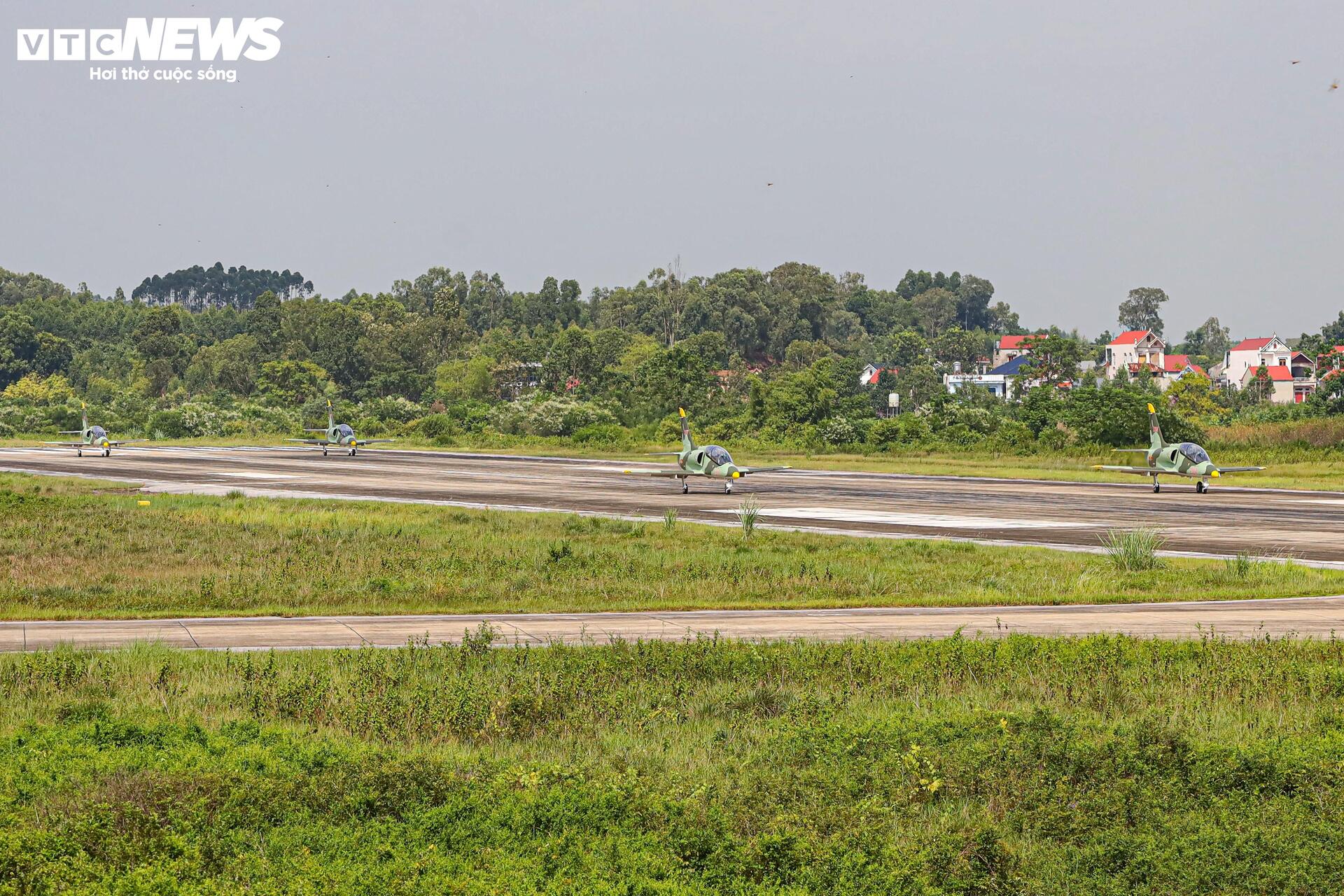 Màn trình diễn của đội hình máy bay chiến đấu tham gia nhiệm vụ A80 - 8
