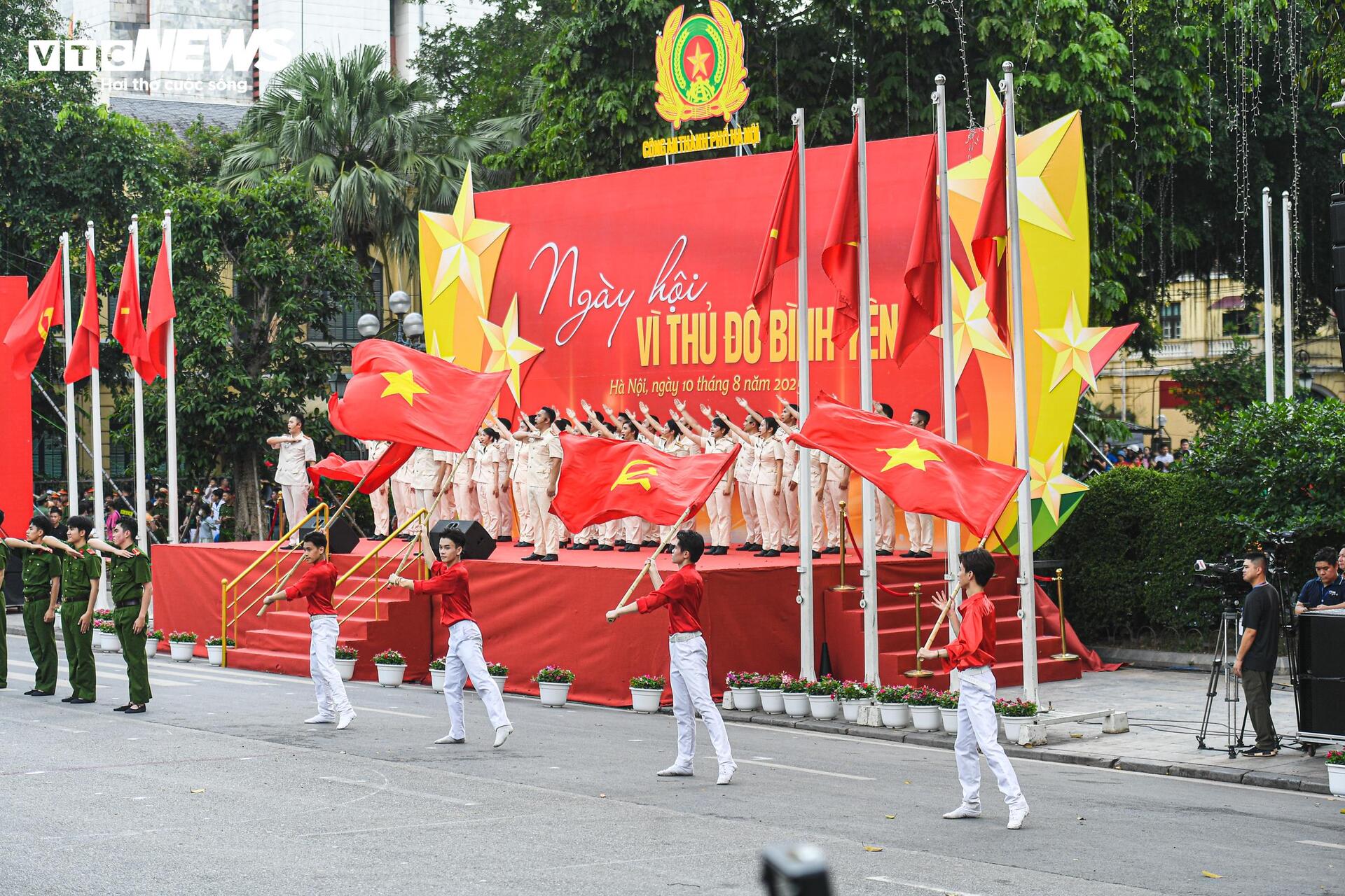 Ngắm dàn xe đặc chủng chống khủng bố, bạo loạn của Công an Hà Nội - 1