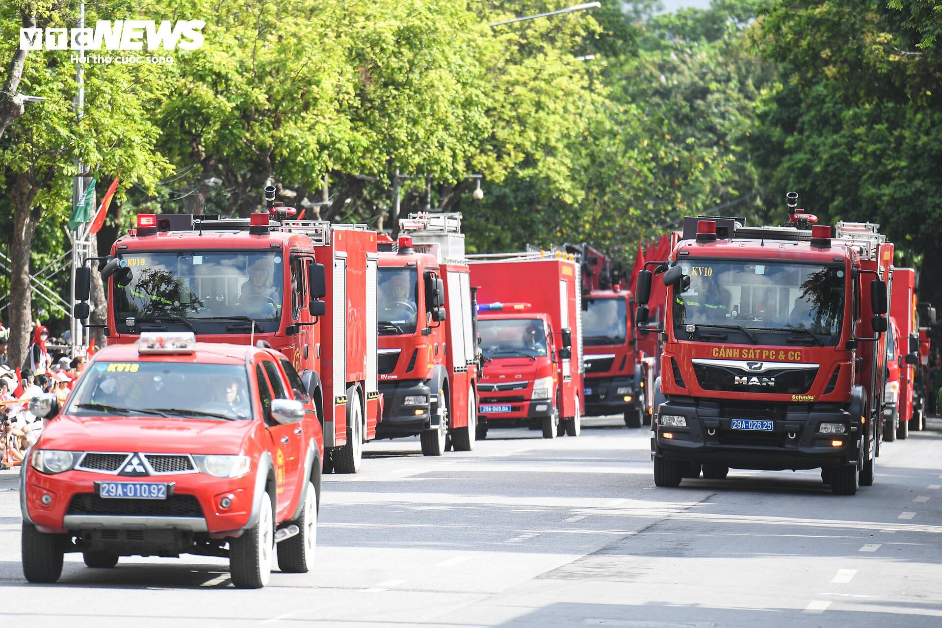 Ngắm dàn xe đặc chủng chống khủng bố, bạo loạn của Công an Hà Nội - 11