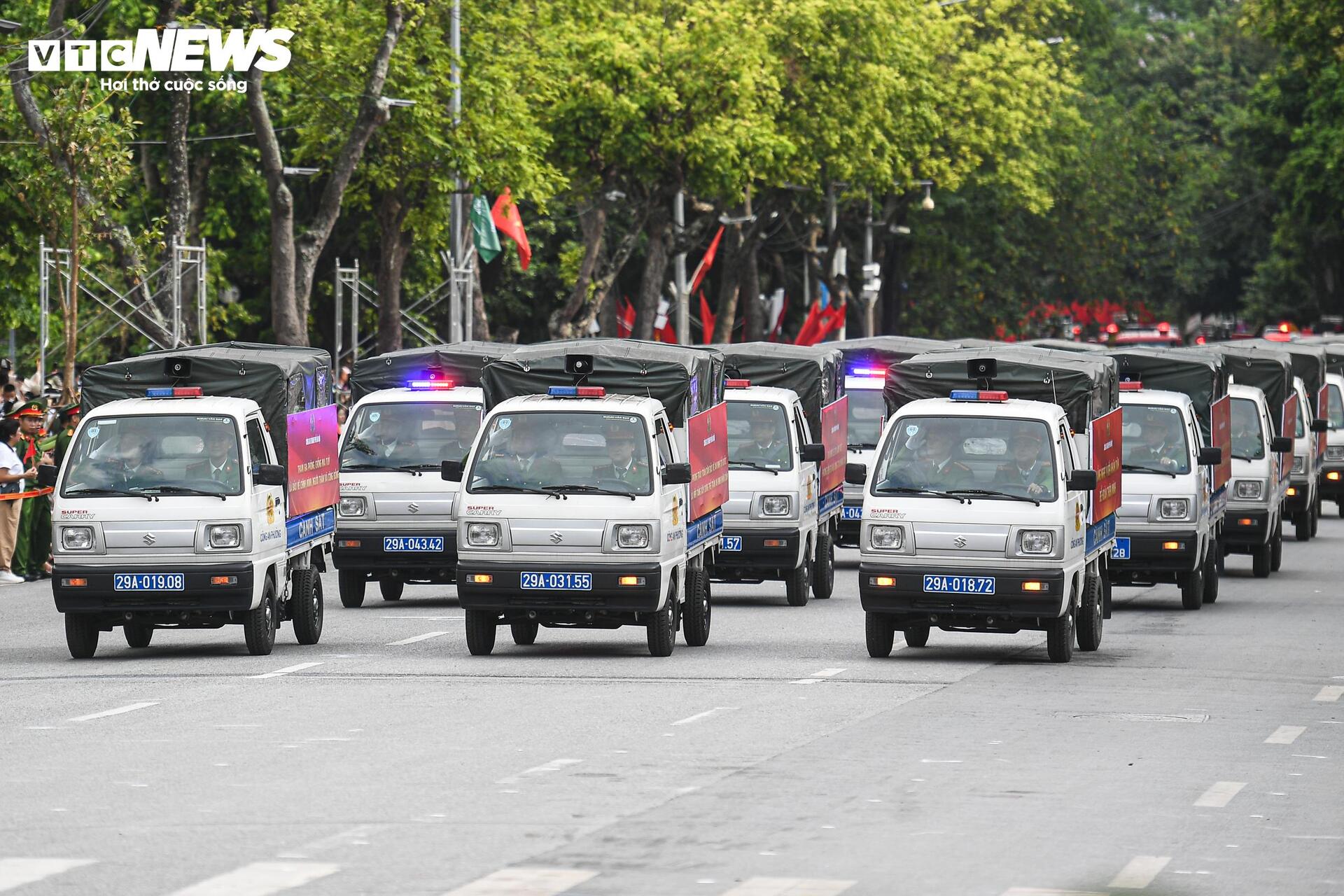 Ngắm dàn xe đặc chủng chống khủng bố, bạo loạn của Công an Hà Nội - 12