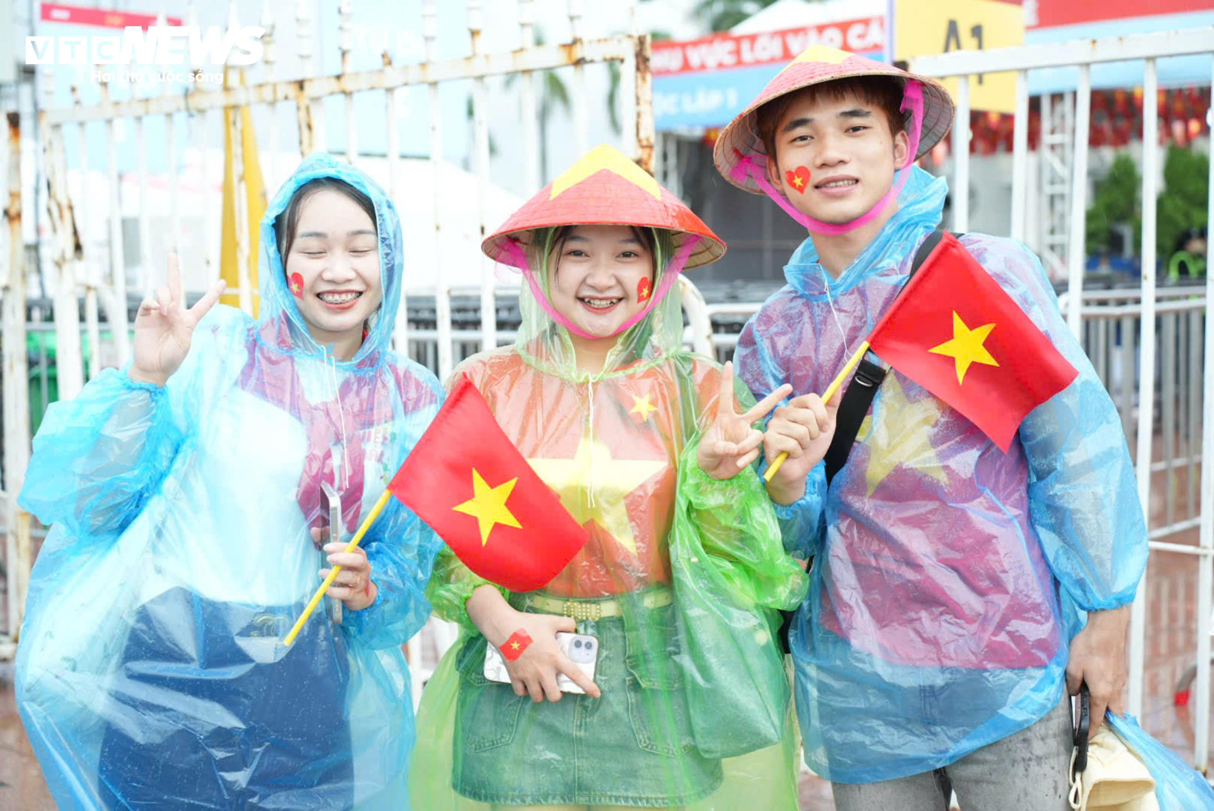 Khán giả đội mưa xếp hàng 10 tiếng chờ xem concert 'Tổ quốc trong tim' - 10