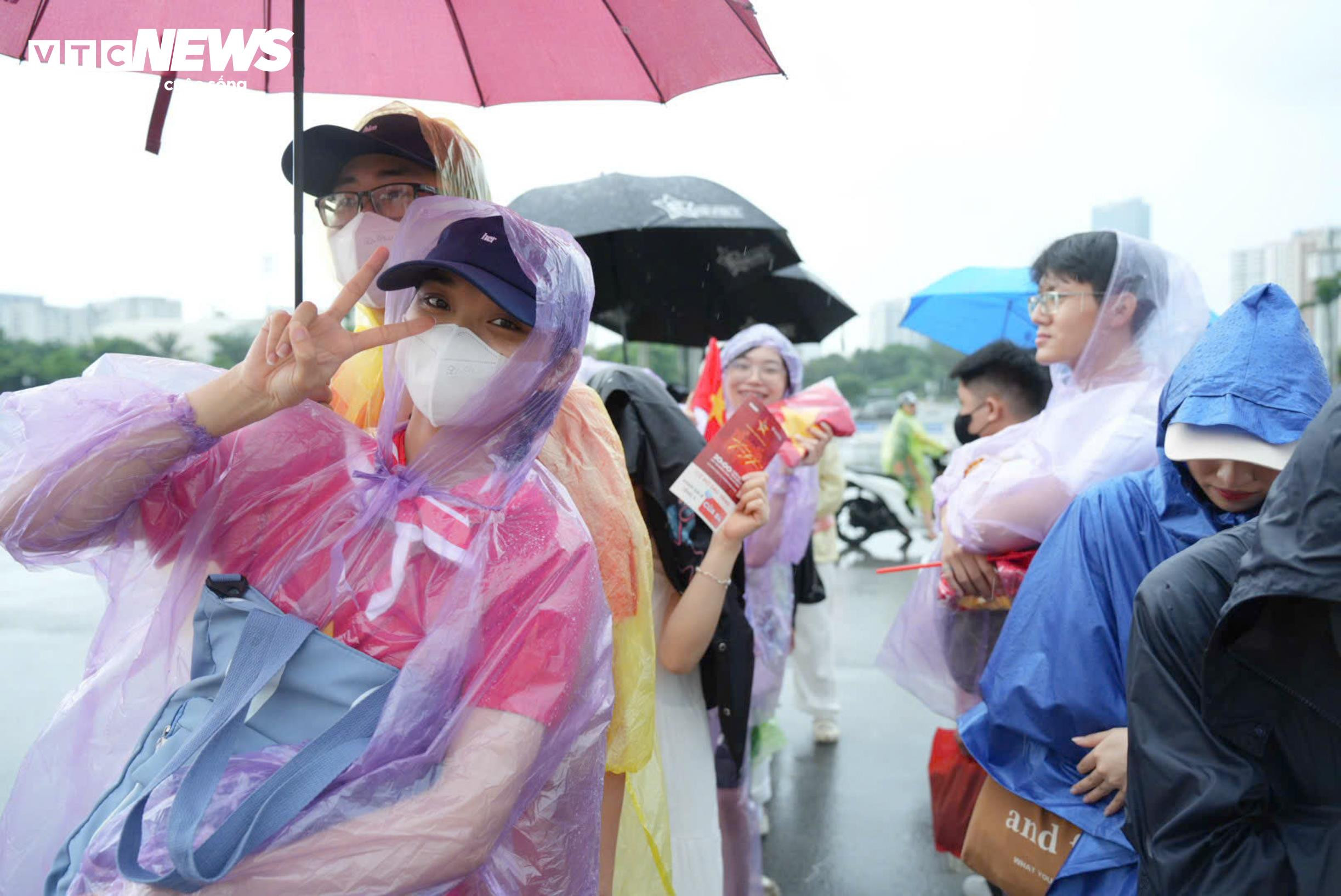 Khán giả đội mưa xếp hàng 10 tiếng chờ xem concert 'Tổ quốc trong tim' - 8