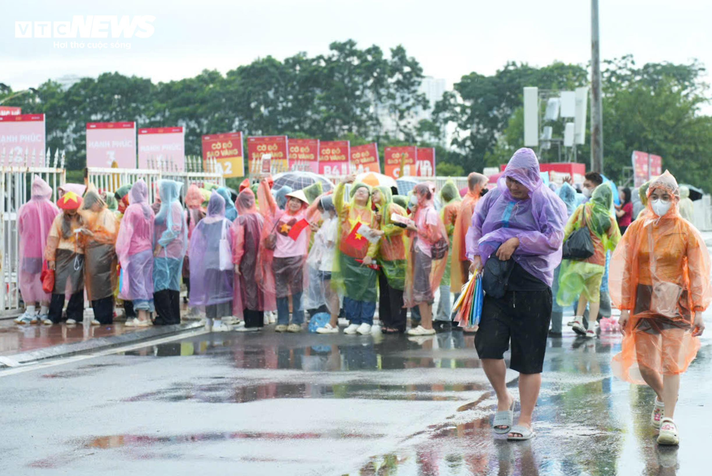 Khán giả đội mưa xếp hàng 10 tiếng chờ xem concert 'Tổ quốc trong tim' - 13