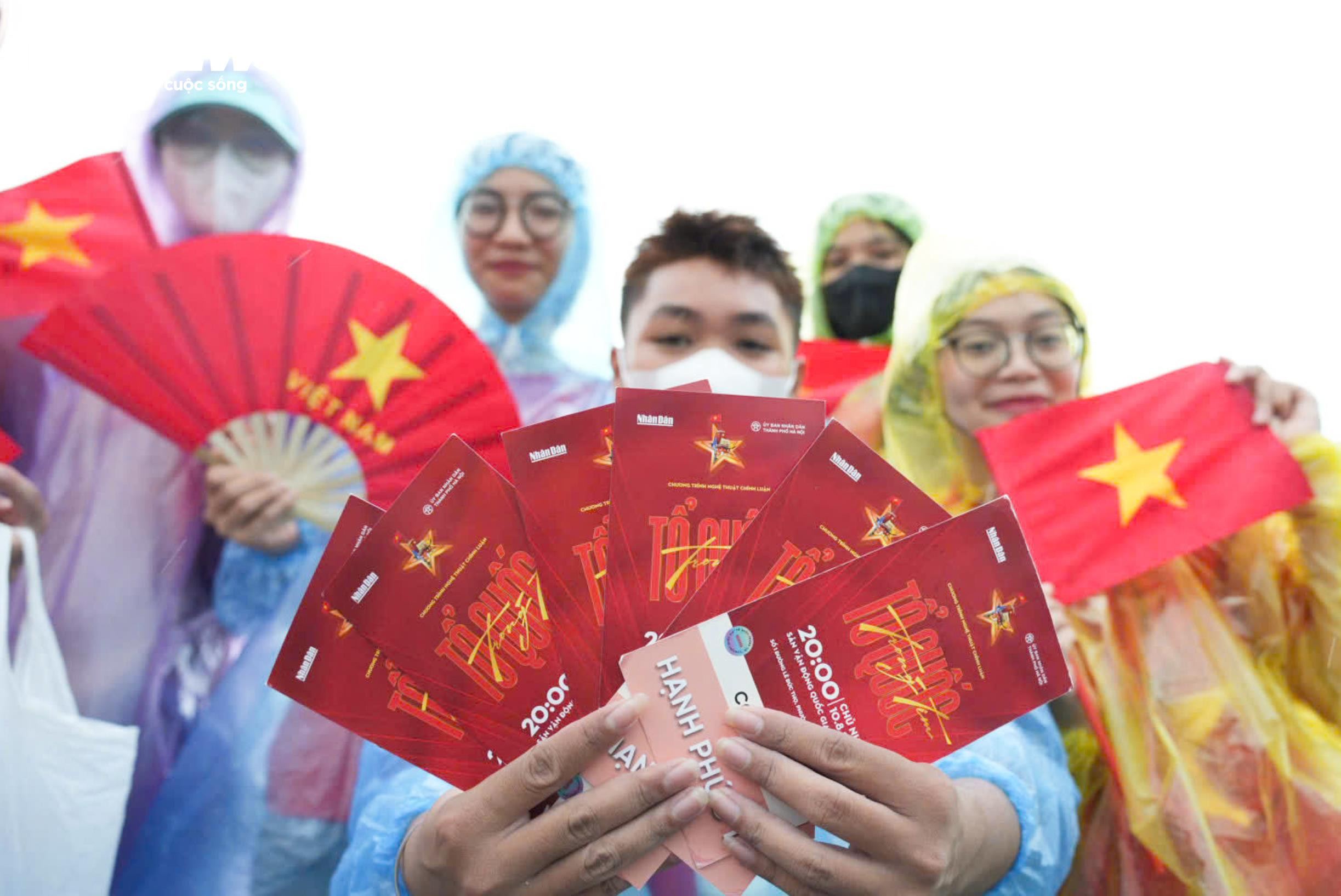 Khán giả đội mưa xếp hàng 10 tiếng chờ xem concert 'Tổ quốc trong tim' - 6