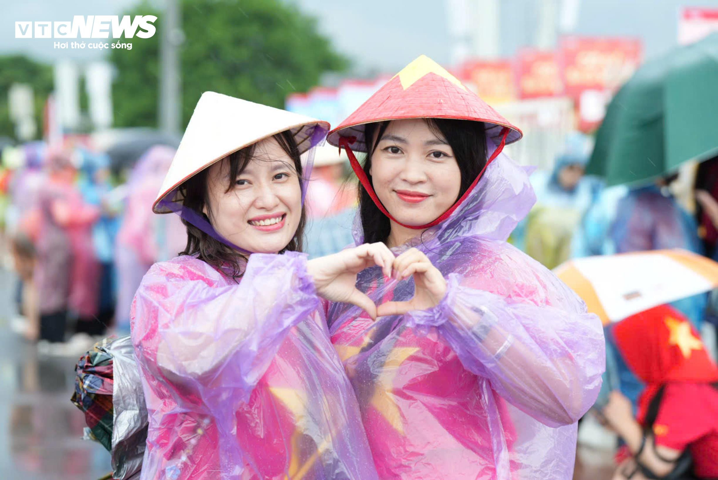 Khán giả đội mưa xếp hàng 10 tiếng chờ xem concert 'Tổ quốc trong tim' - 7