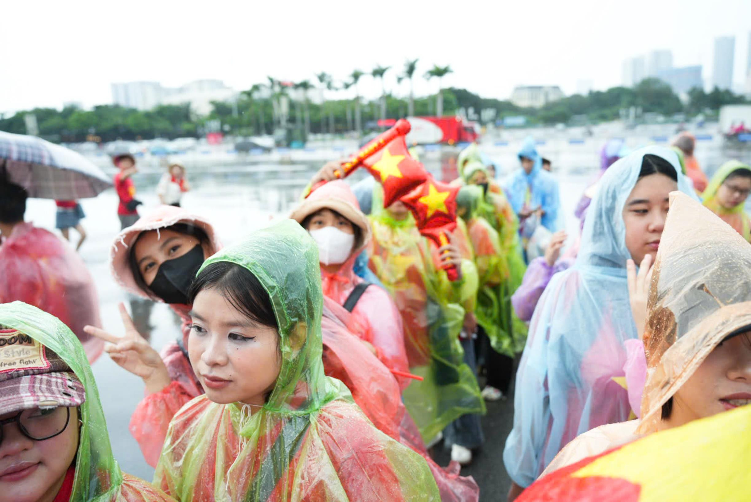 Khán giả đội mưa xếp hàng 10 tiếng chờ xem concert 'Tổ quốc trong tim' - 3