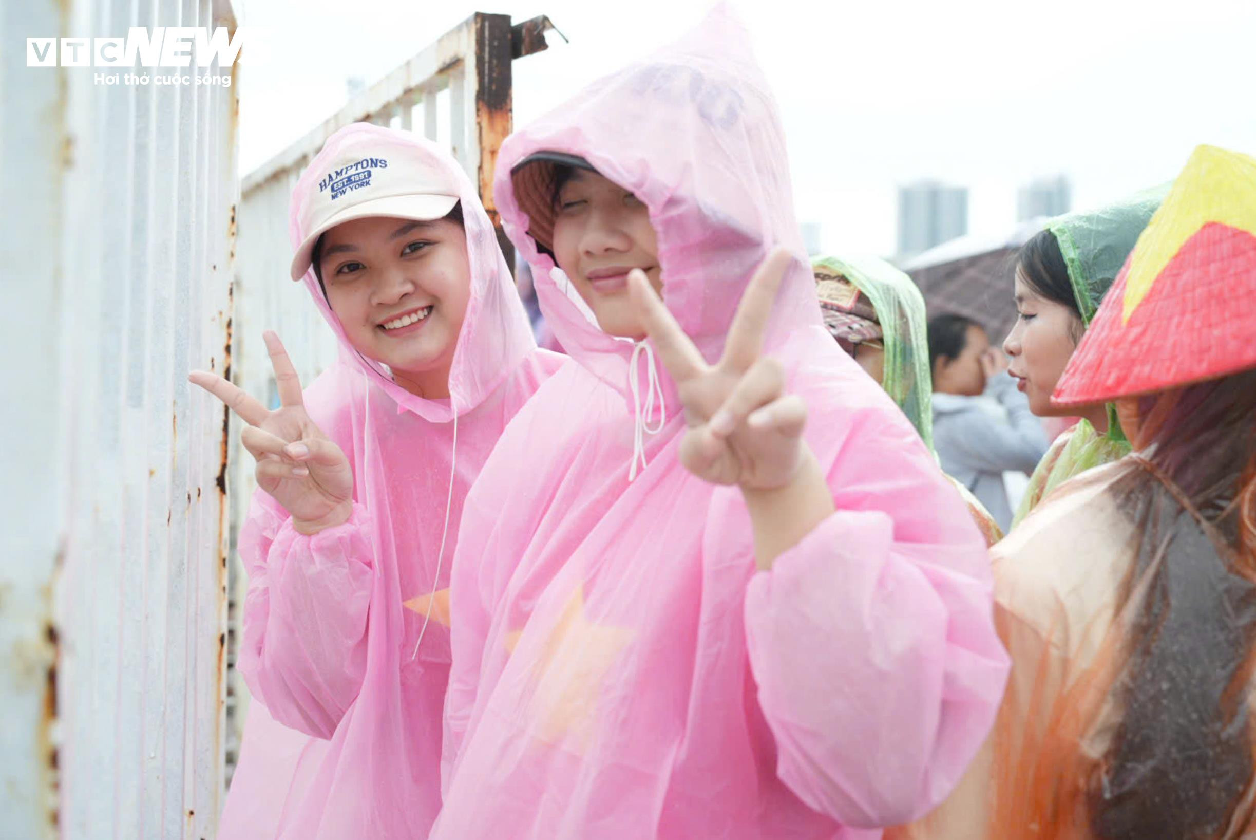 Khán giả đội mưa xếp hàng 10 tiếng chờ xem concert 'Tổ quốc trong tim' - 5