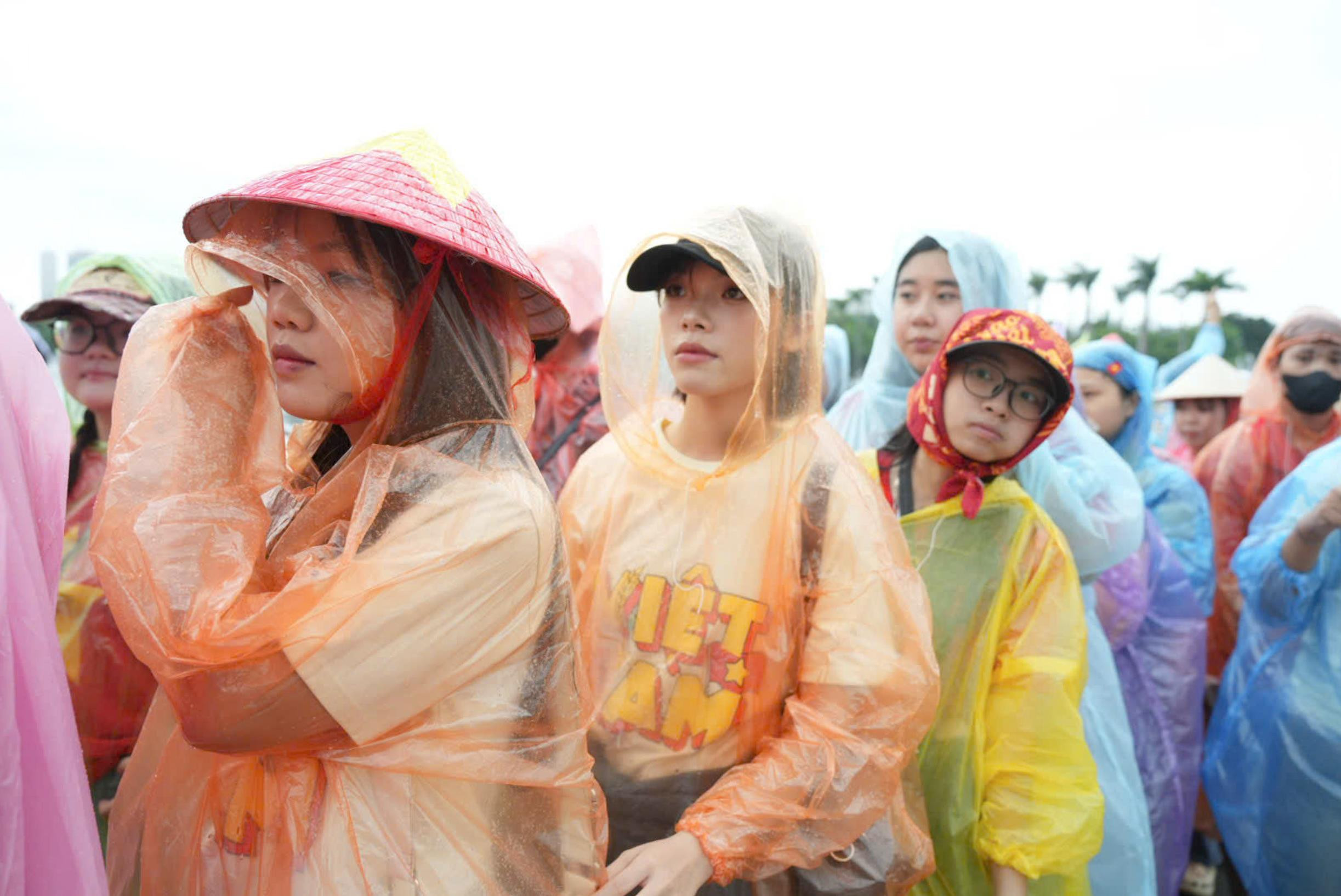 Khán giả đội mưa xếp hàng 10 tiếng chờ xem concert 'Tổ quốc trong tim' - 9