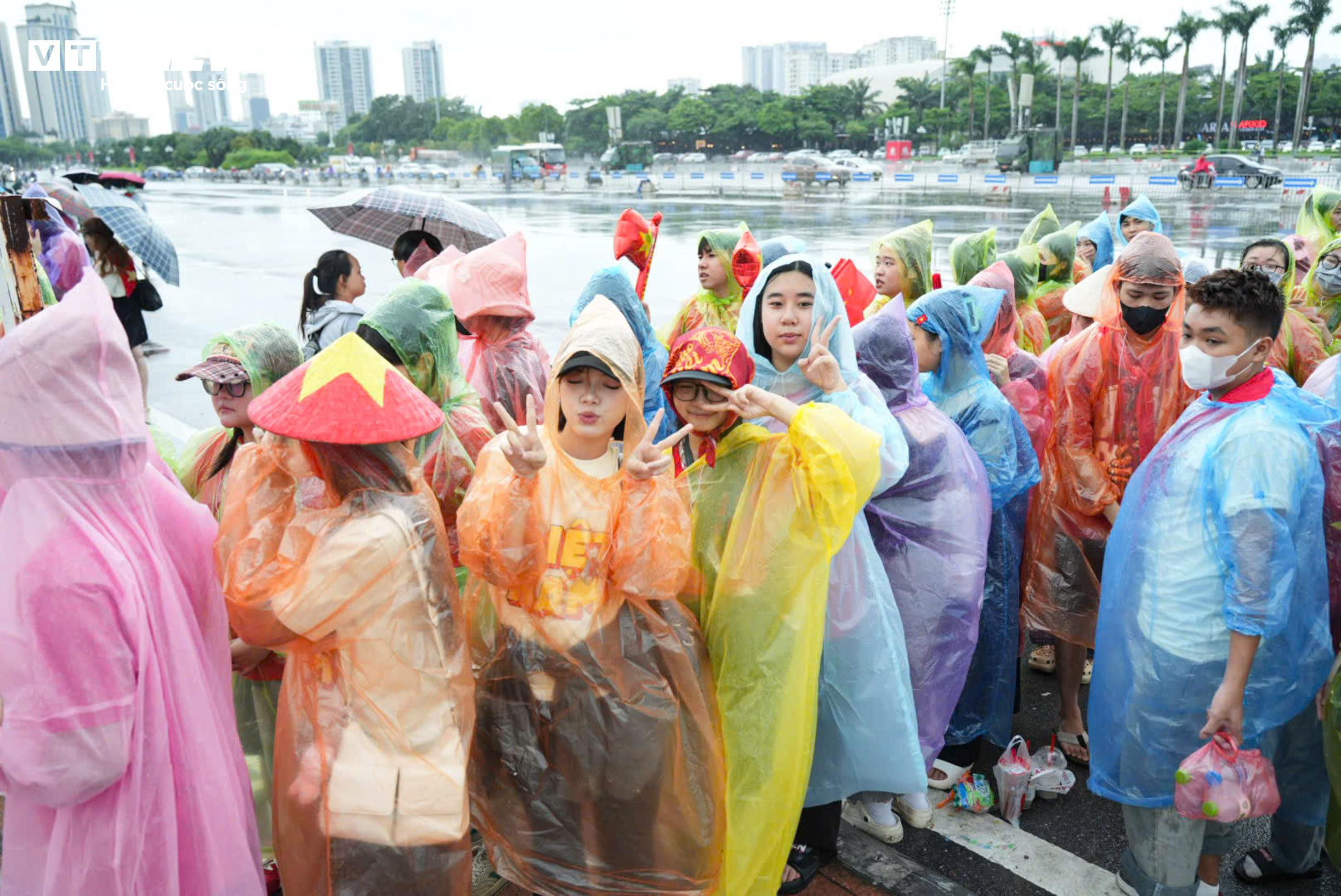 Khán giả đội mưa xếp hàng 10 tiếng chờ xem concert 'Tổ quốc trong tim' - 2