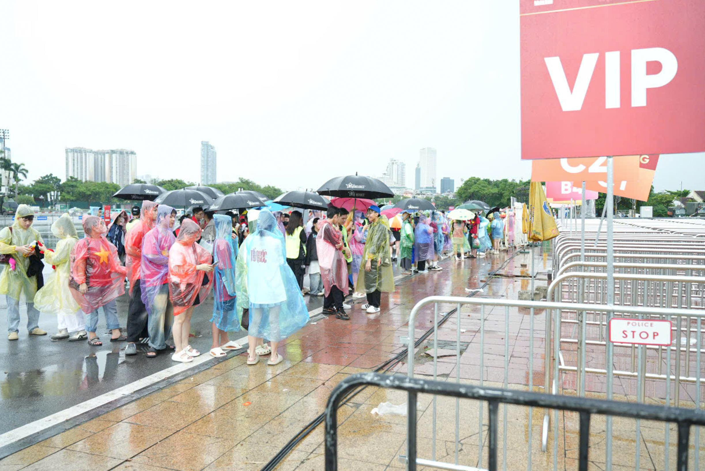 Khán giả đội mưa xếp hàng 10 tiếng chờ xem concert 'Tổ quốc trong tim' - 11