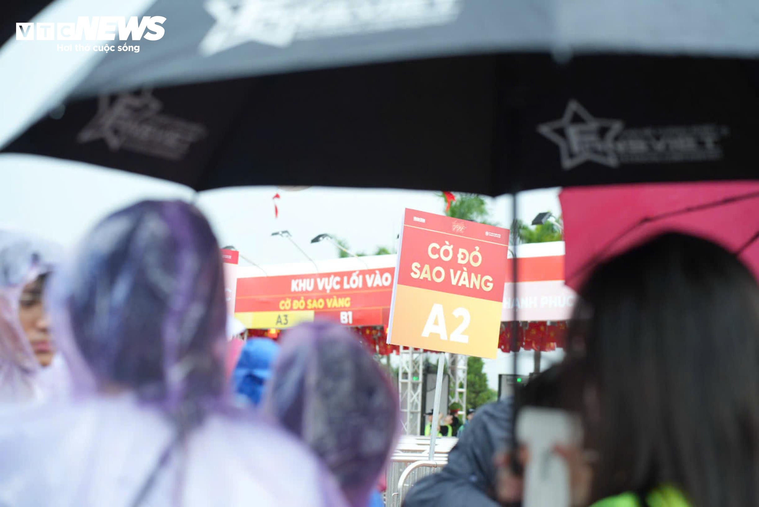 Khán giả đội mưa xếp hàng 10 tiếng chờ xem concert 'Tổ quốc trong tim' - 12