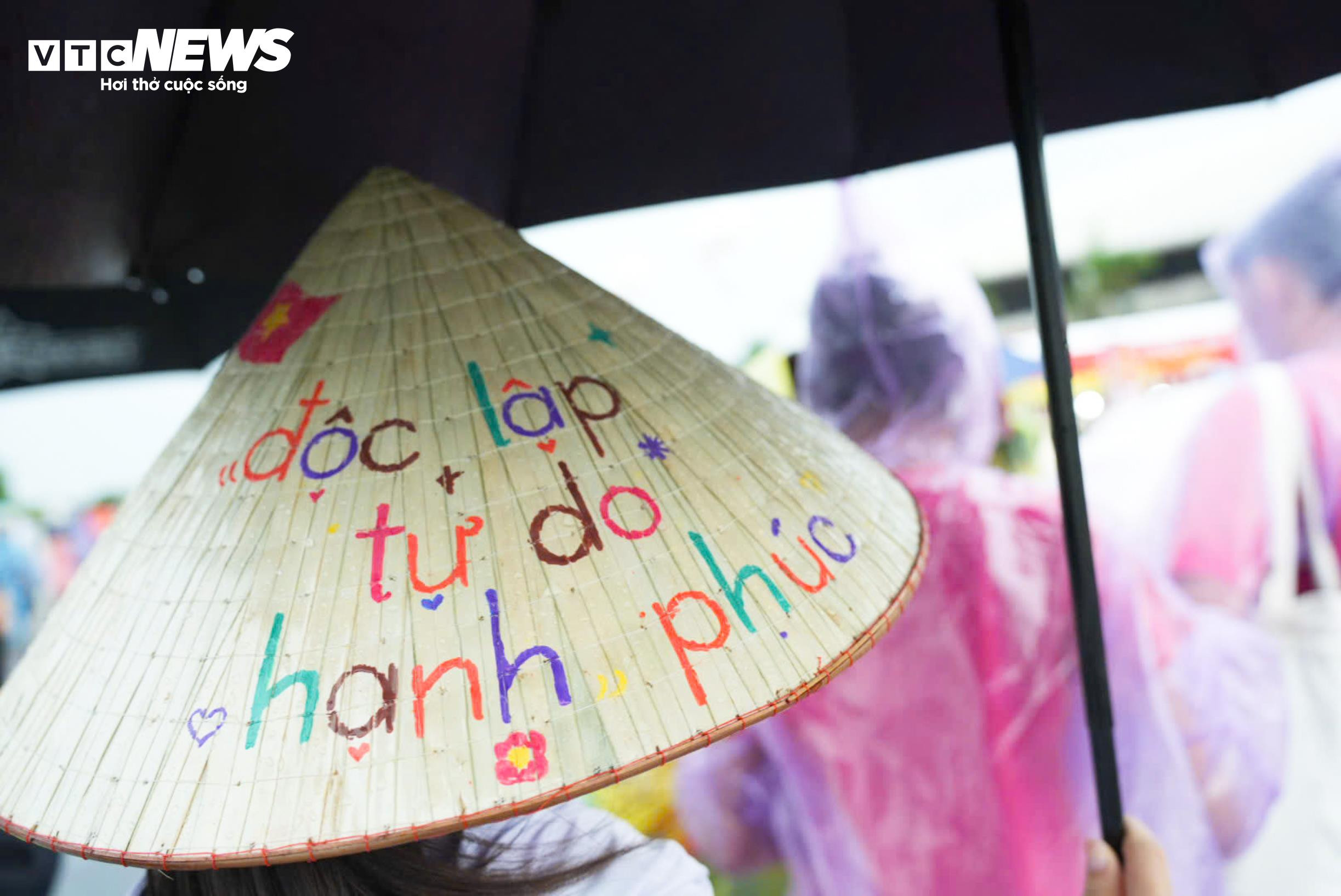 Khán giả đội mưa xếp hàng 10 tiếng chờ xem concert 'Tổ quốc trong tim' - 4