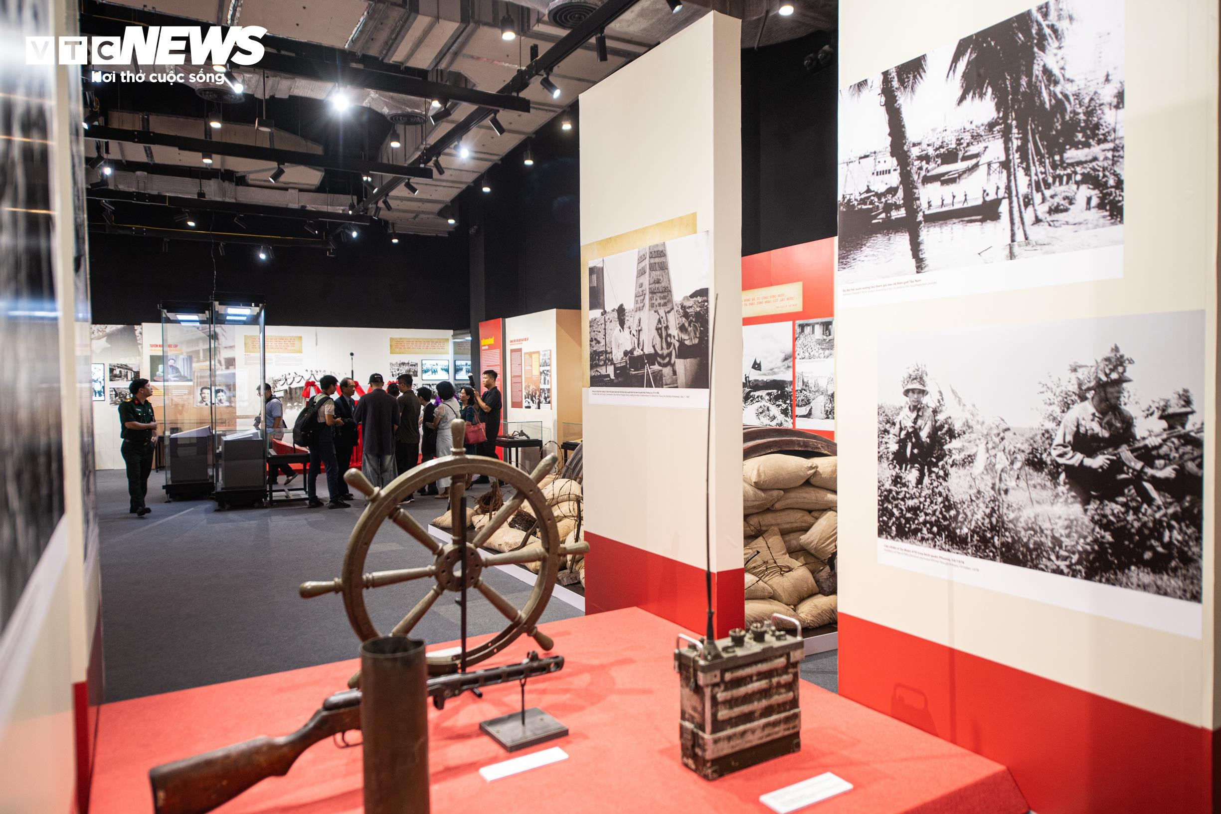 Triển lãm 'Giữ trọn lời thề độc lập' ứng dụng AR đưa lịch sử đến gần giới trẻ - 16