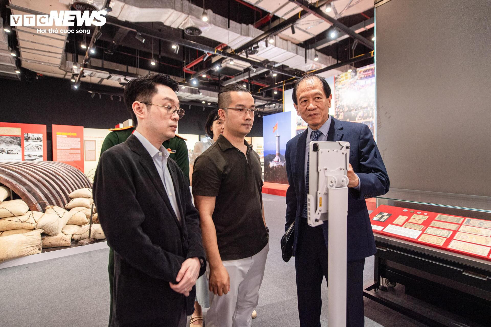 Triển lãm 'Giữ trọn lời thề độc lập' ứng dụng AR đưa lịch sử đến gần giới trẻ - 4