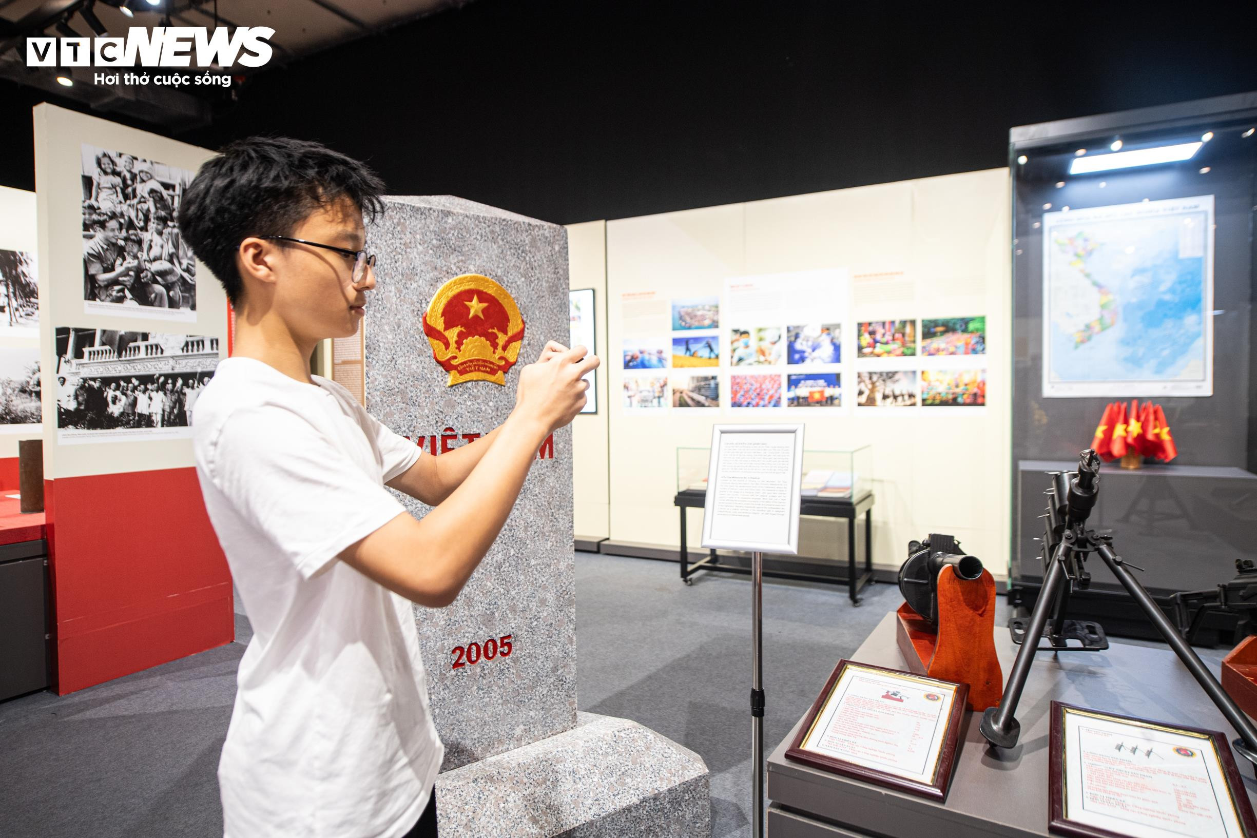 Triển lãm 'Giữ trọn lời thề độc lập' ứng dụng AR đưa lịch sử đến gần giới trẻ - 10