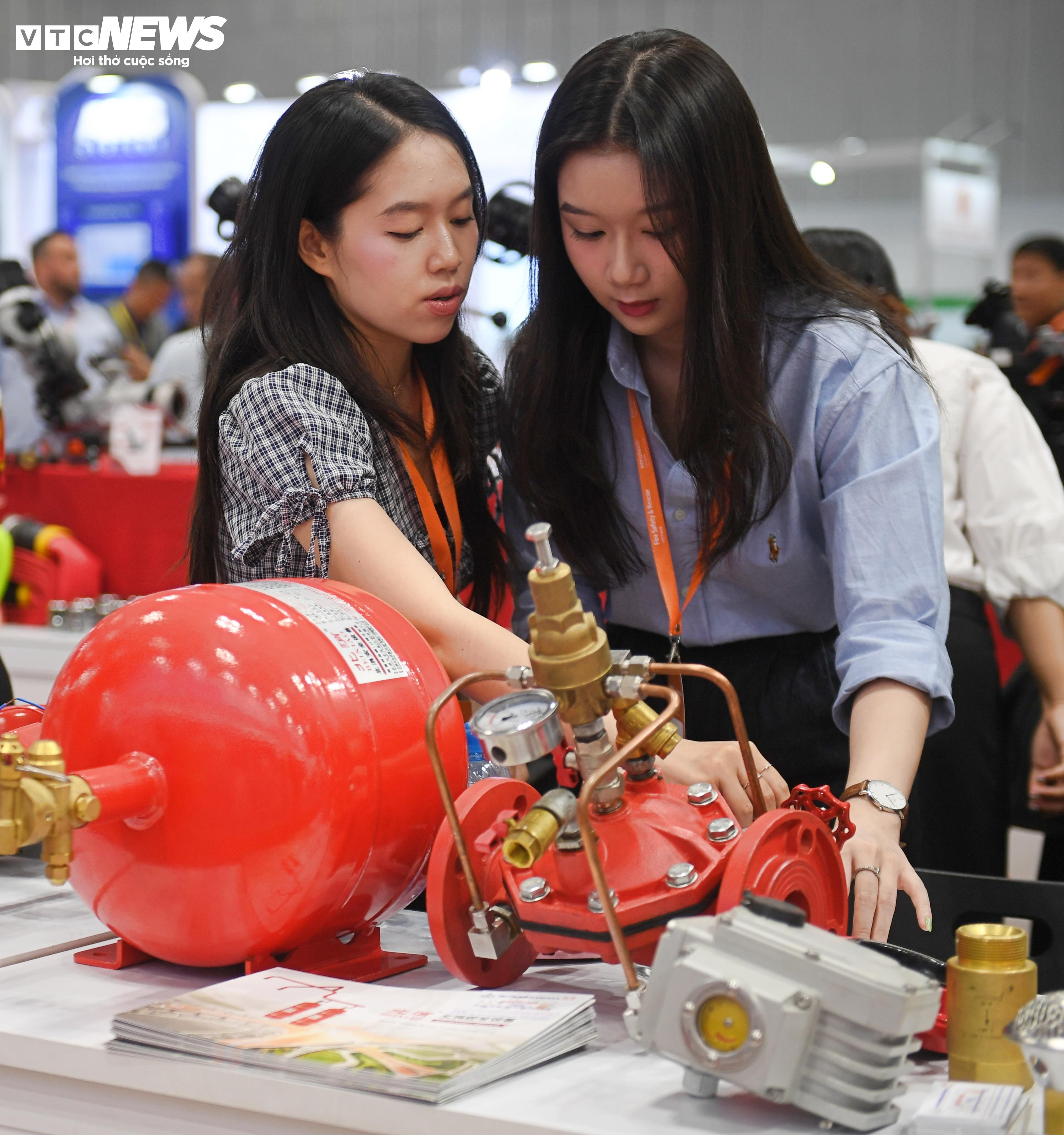 Thủ tướng dự diễn đàn PCCC, kêu gọi xây dựng xã hội an toàn, giảm rủi ro - 15