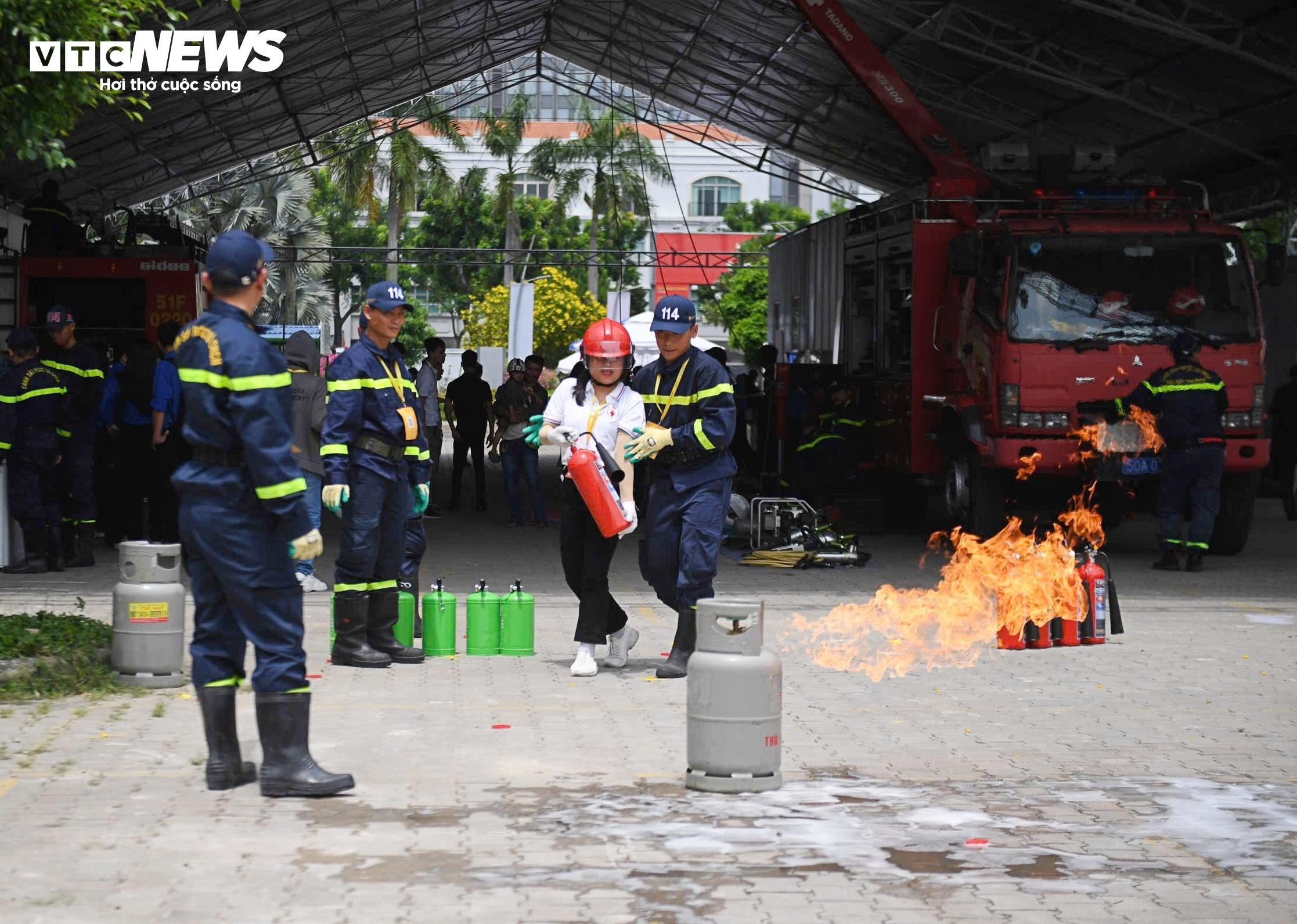 Thủ tướng dự diễn đàn PCCC, kêu gọi xây dựng xã hội an toàn, giảm rủi ro - 17