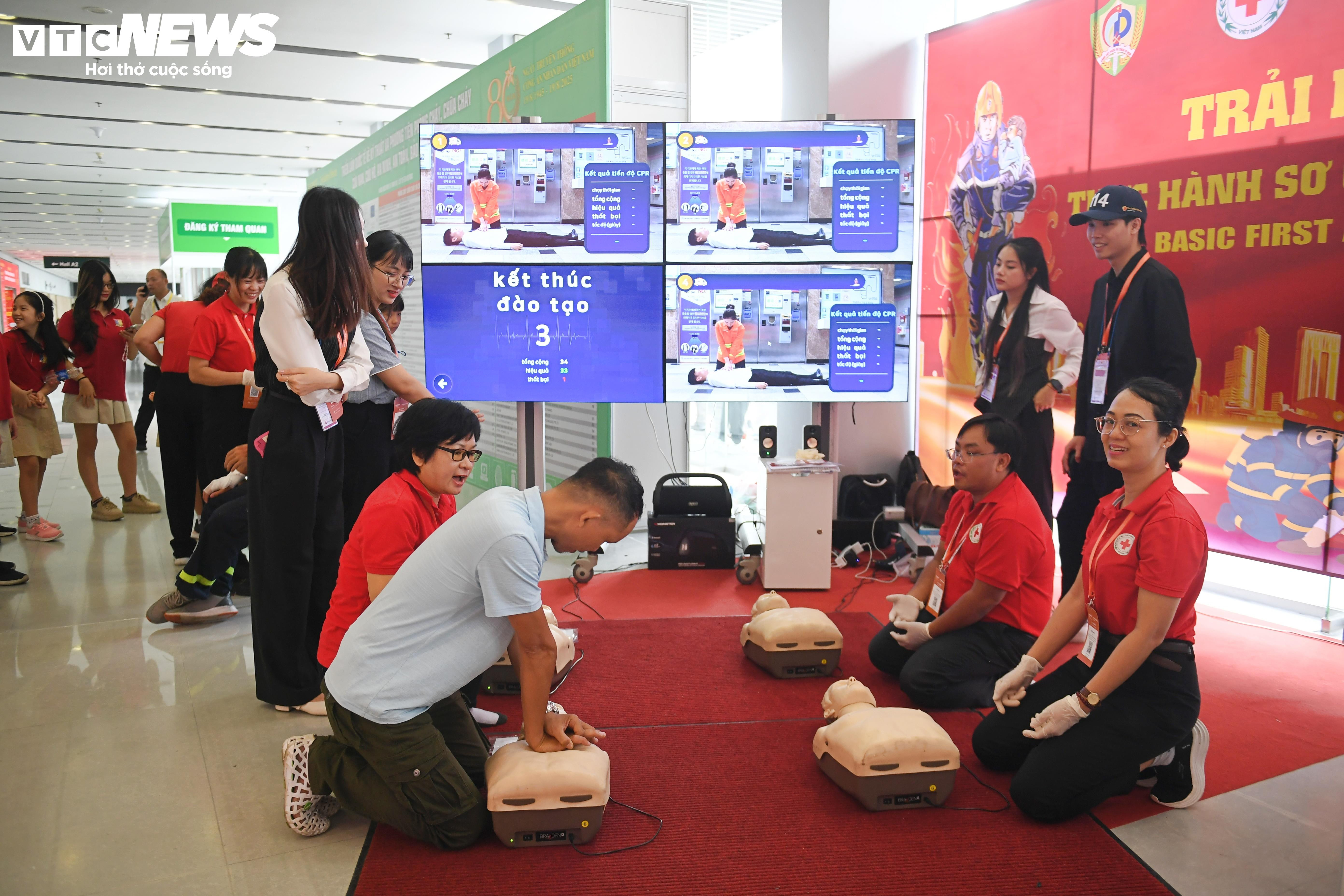 Thủ tướng dự diễn đàn PCCC, kêu gọi xây dựng xã hội an toàn, giảm rủi ro - 14