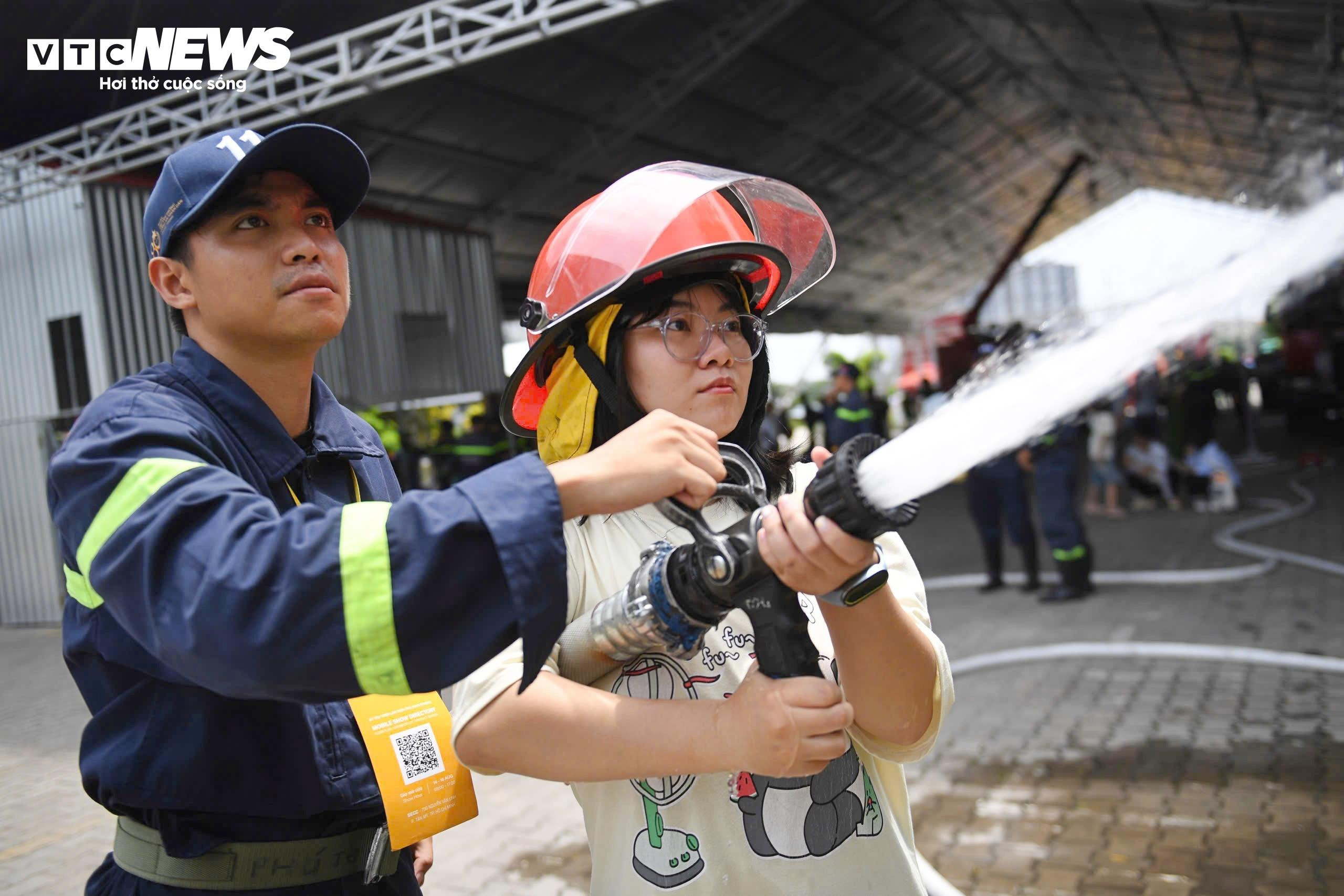 Thủ tướng dự diễn đàn PCCC, kêu gọi xây dựng xã hội an toàn, giảm rủi ro - 16