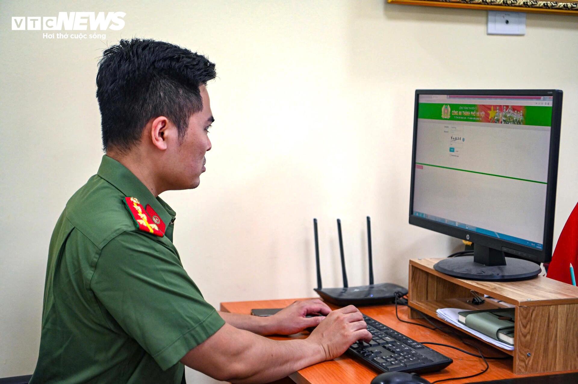 Bên trong 'tổng đài' công an mỗi ngày nhận gần 3.000 phản ánh của người dân - 13