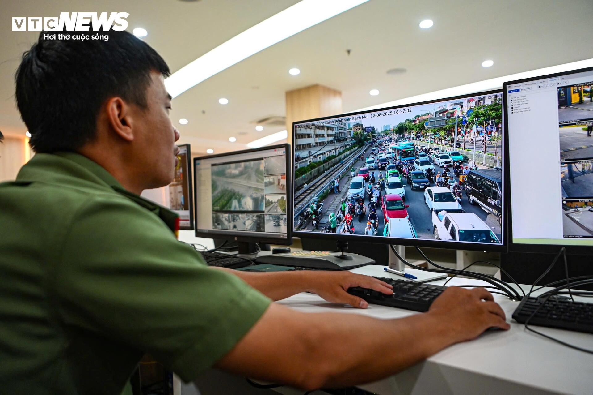 Bên trong 'tổng đài' công an mỗi ngày nhận gần 3.000 phản ánh của người dân - 7