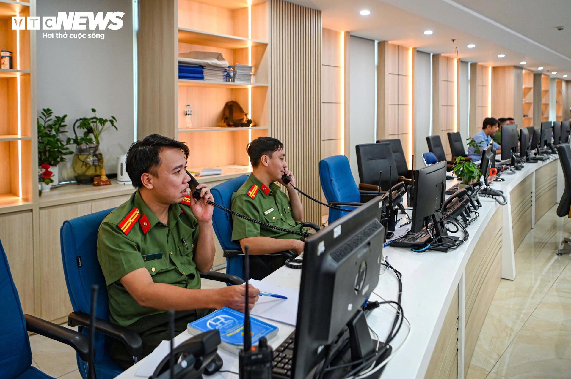 Bên trong 'tổng đài' công an mỗi ngày nhận gần 3.000 phản ánh của người dân - 6