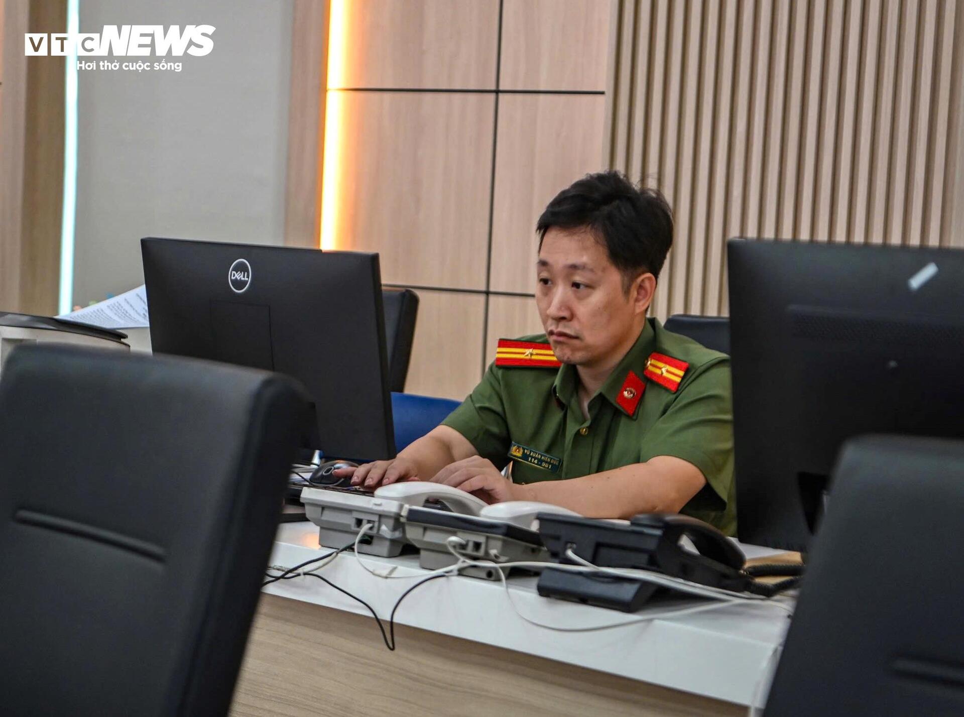 Bên trong 'tổng đài' công an mỗi ngày nhận gần 3.000 phản ánh của người dân - 5