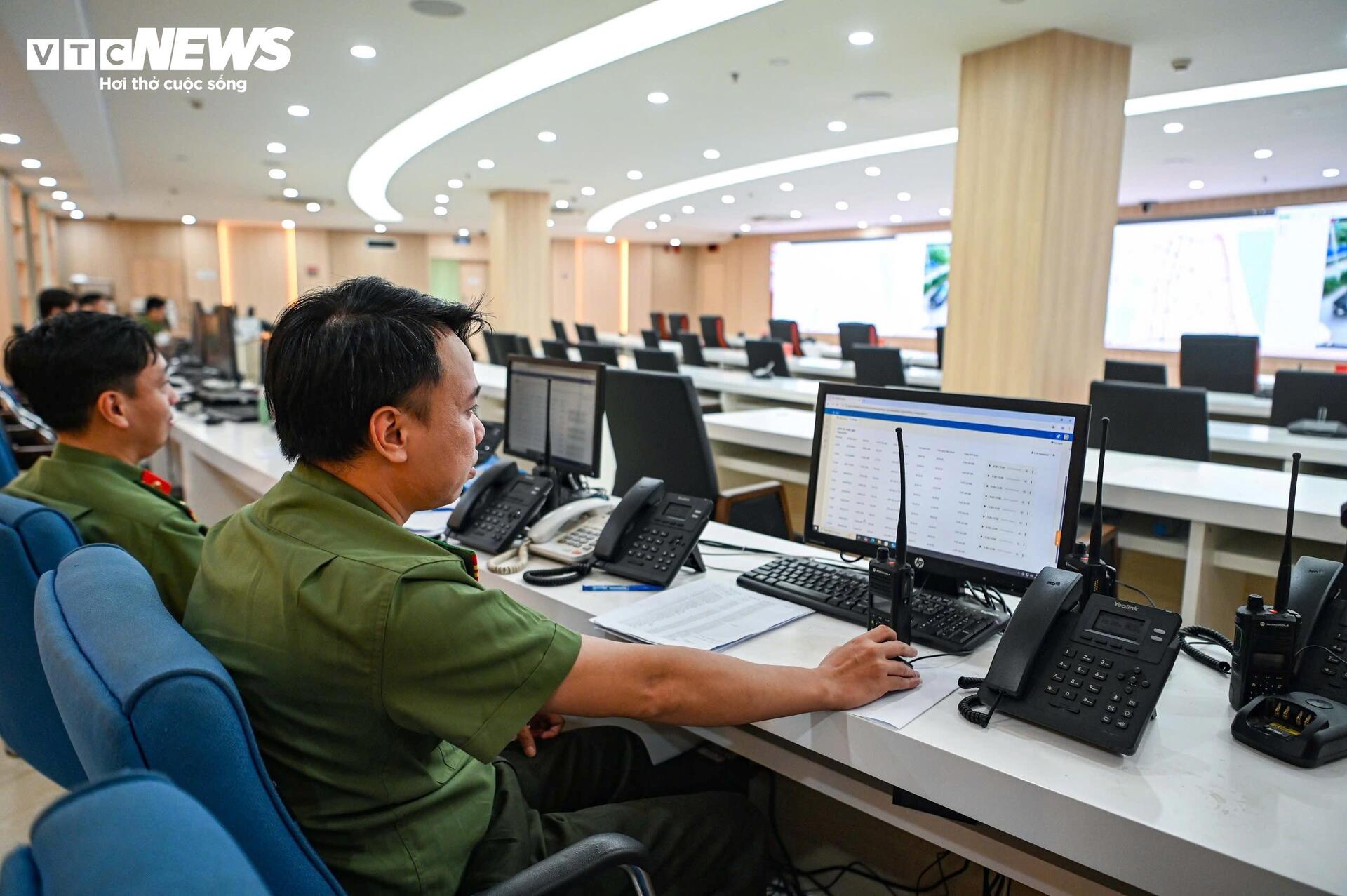 Bên trong 'tổng đài' công an mỗi ngày nhận gần 3.000 phản ánh của người dân - 3