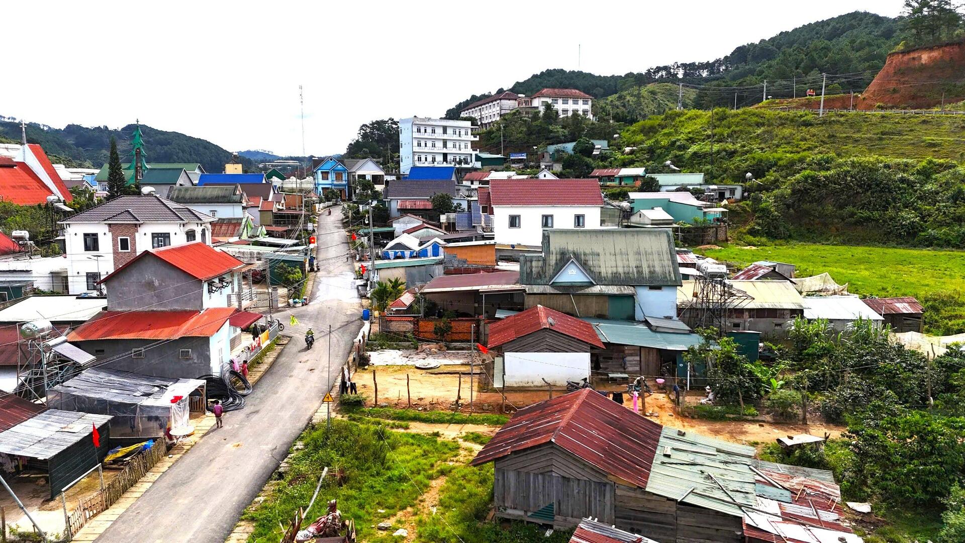 Cận cảnh quả đồi sạt lở, chờ chực đổ ập xuống khu dân cư ở Lâm Đồng - 5