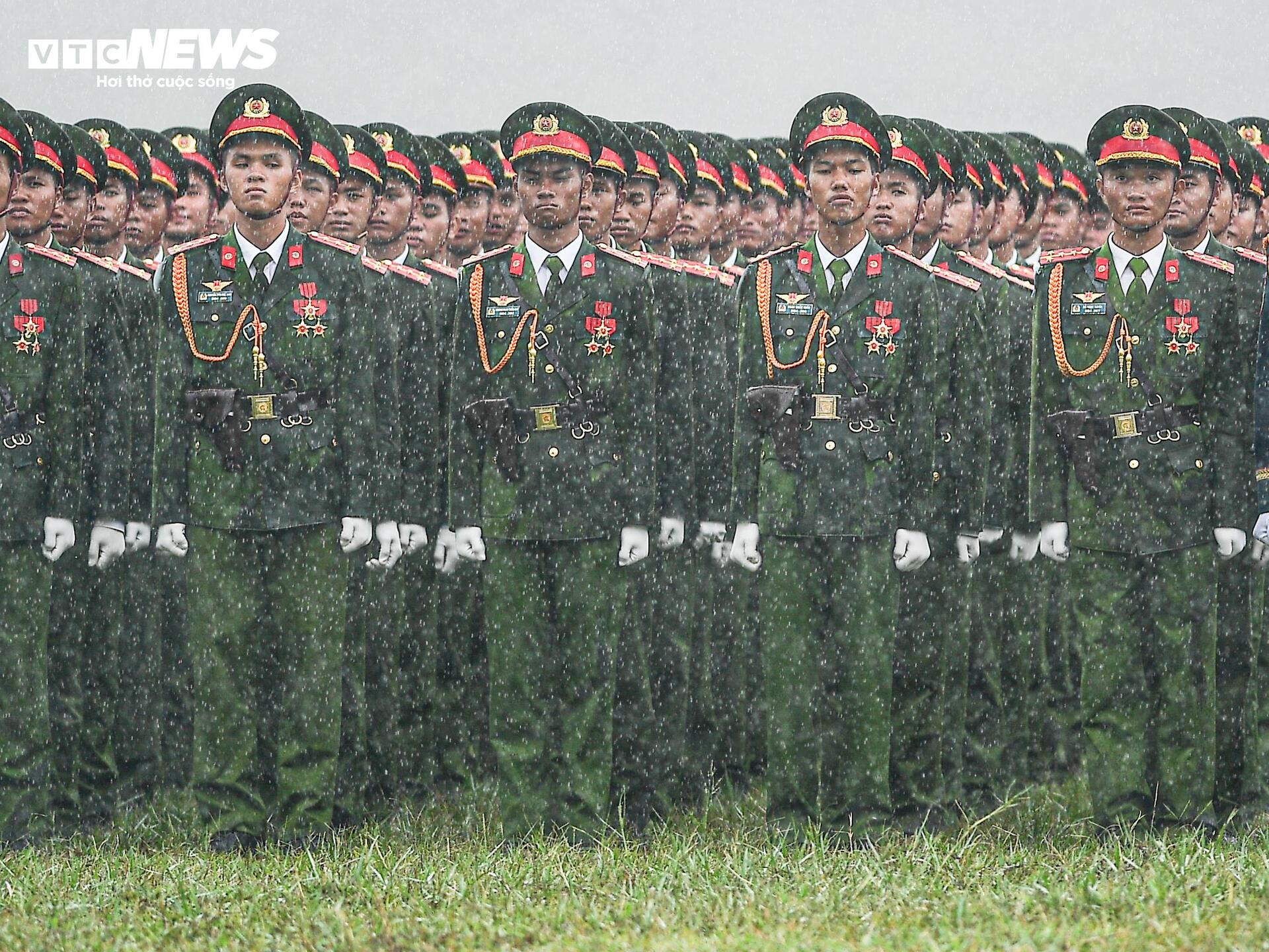 Hơn 16.300 chiến sĩ kiên cường hợp luyện diễu binh trong mưa - 8