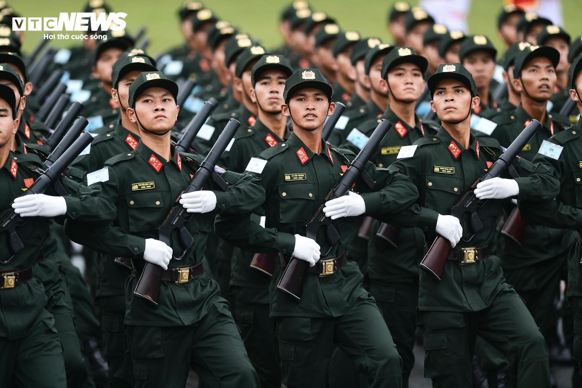 Hơn 16.300 chiến sĩ kiên cường hợp luyện diễu binh trong mưa - 11
