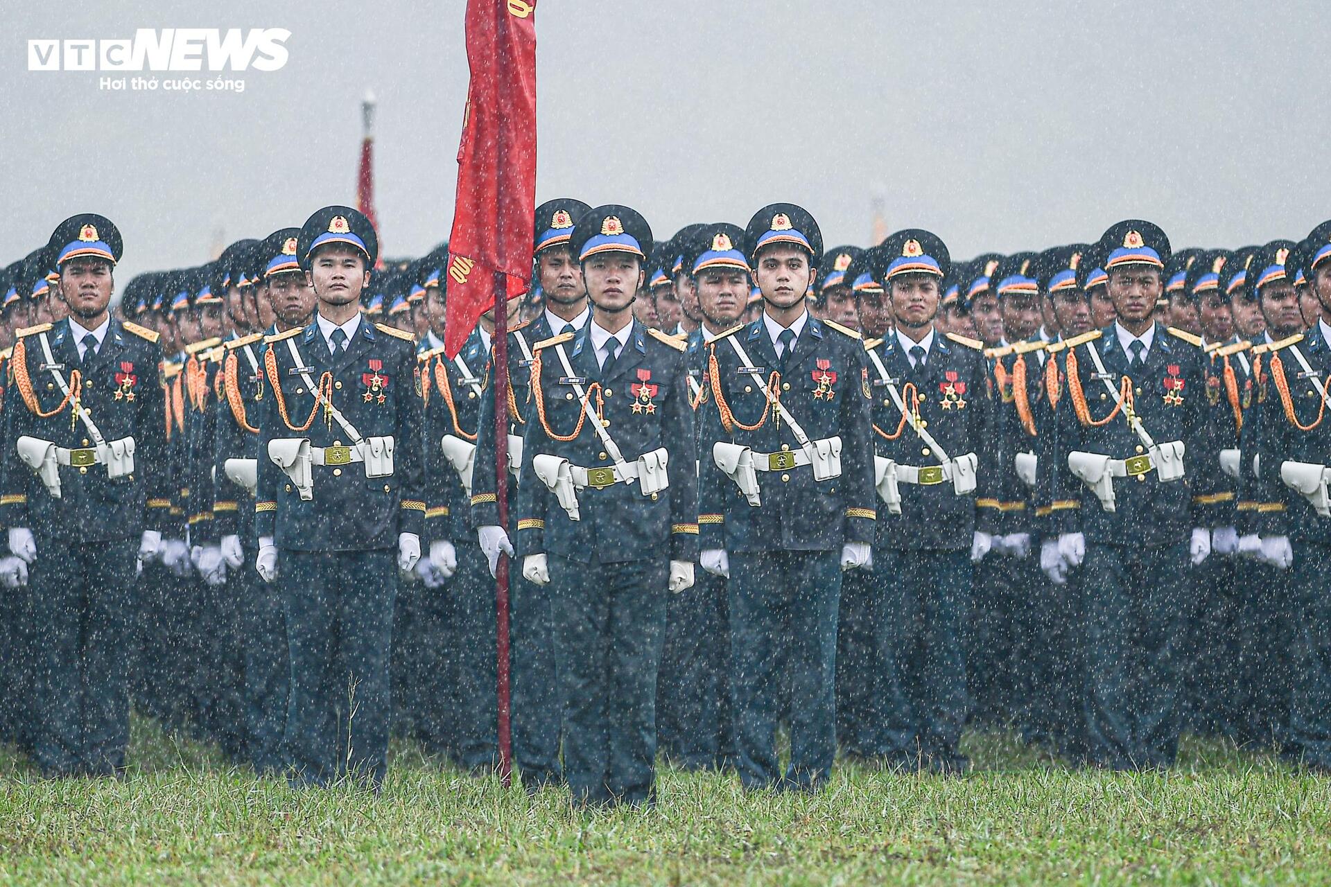 Hơn 16.300 chiến sĩ kiên cường hợp luyện diễu binh trong mưa - 3