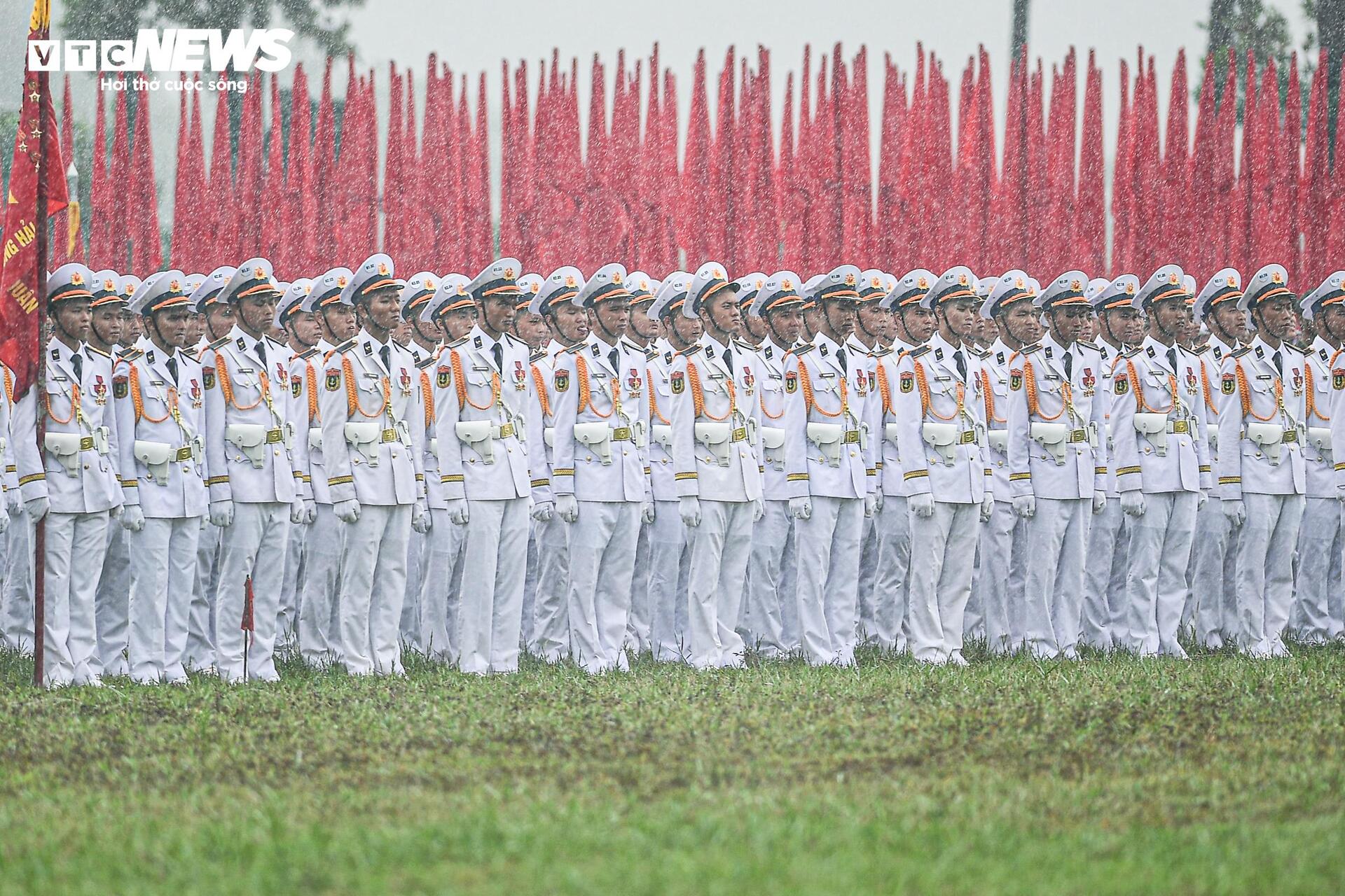 Hơn 16.300 chiến sĩ kiên cường hợp luyện diễu binh trong mưa - 2