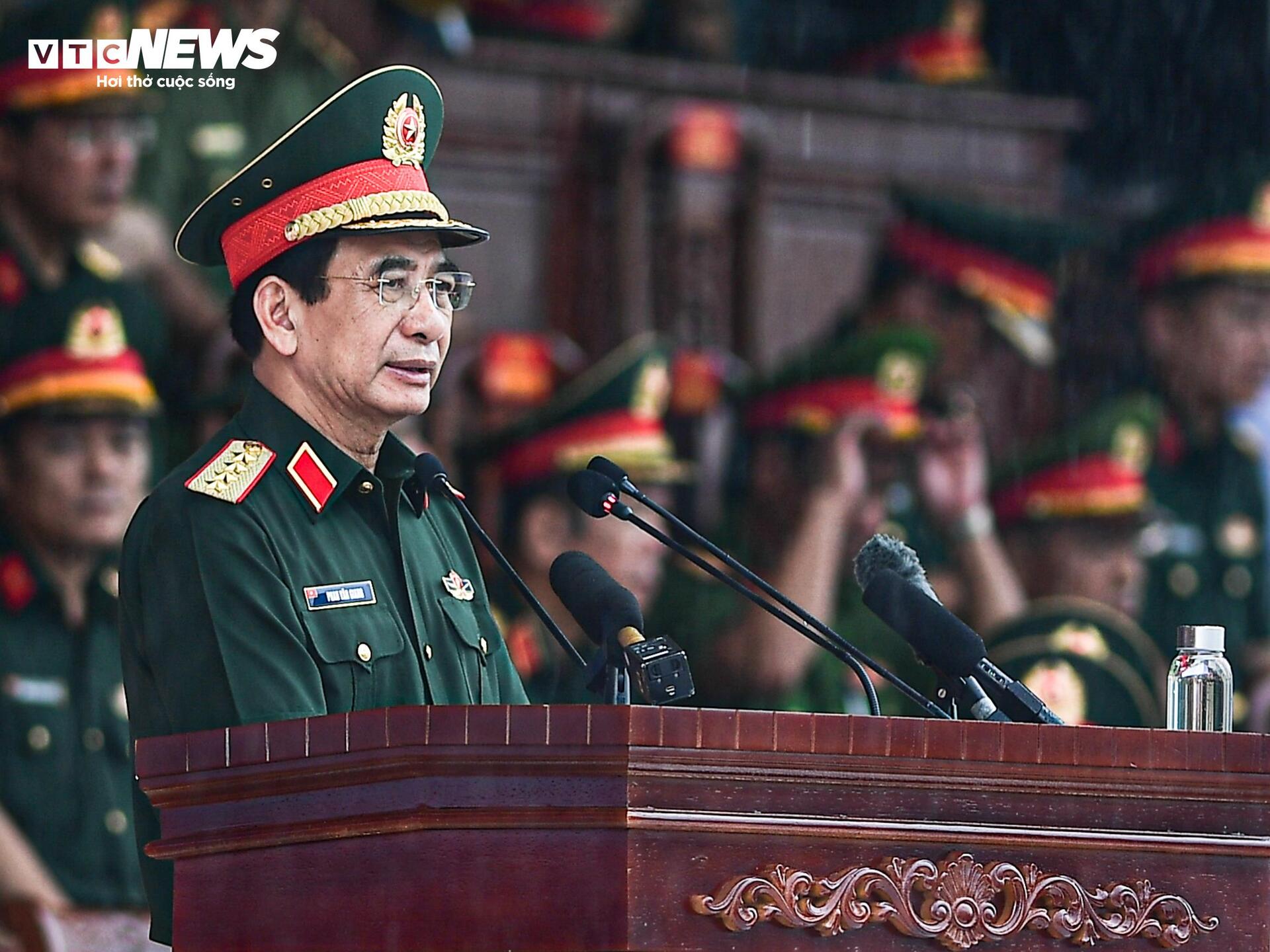 Nữ chiến sĩ rạng ngời, bước chân đều tăm tắp trong buổi tổng hợp luyện A80 - 2