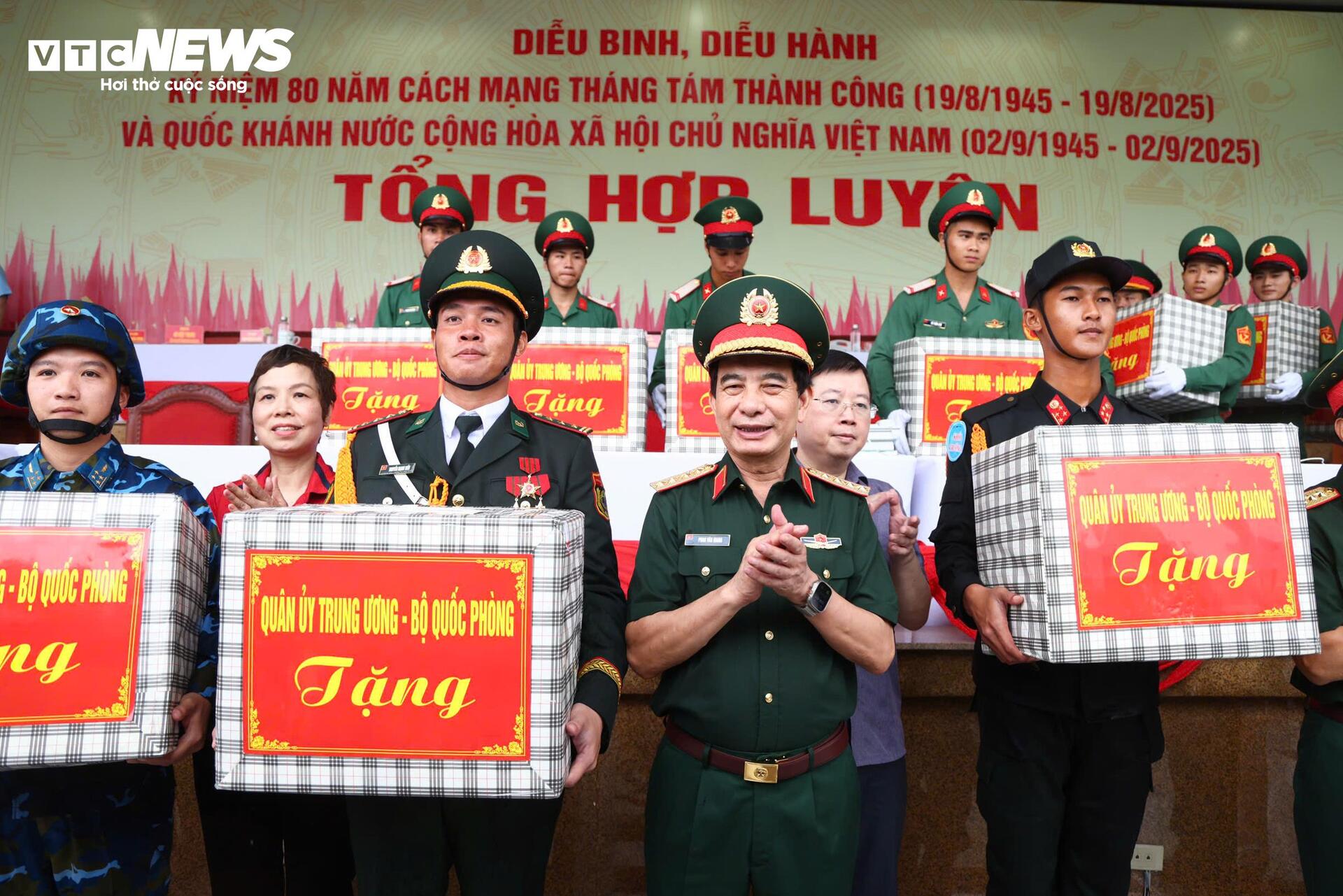 Nữ chiến sĩ rạng ngời, bước chân đều tăm tắp trong buổi tổng hợp luyện A80 - 4